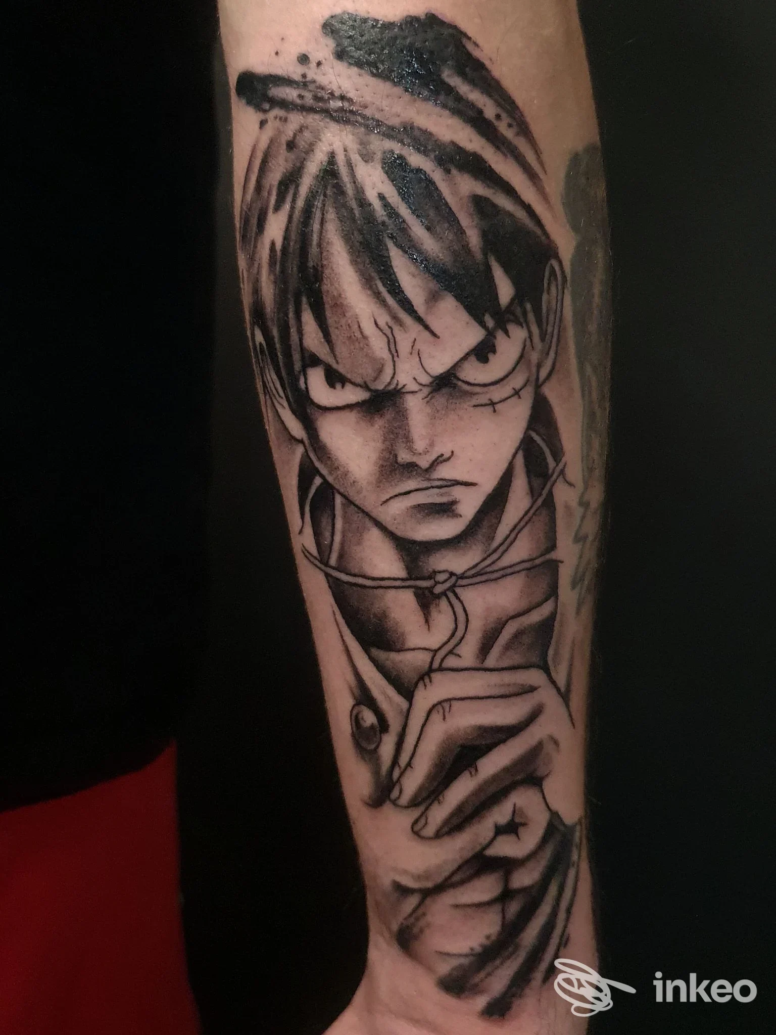 Tatuaggio in bianco e nero su avambraccio raffigurante un personaggio manga, DARKO tattoo & piercing, Bologna.