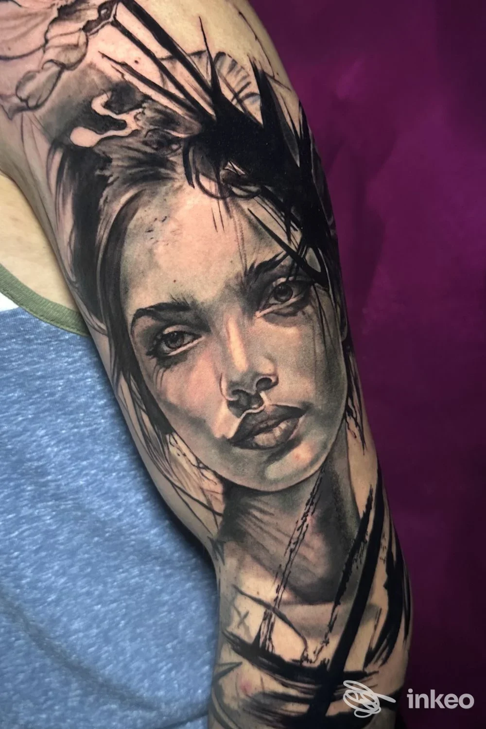 Tatuaggio ritratto femminile in bianco e nero sul braccio, foto fornita da Nuovo Impero Tattoo Studio, San Cesario sul Panaro.