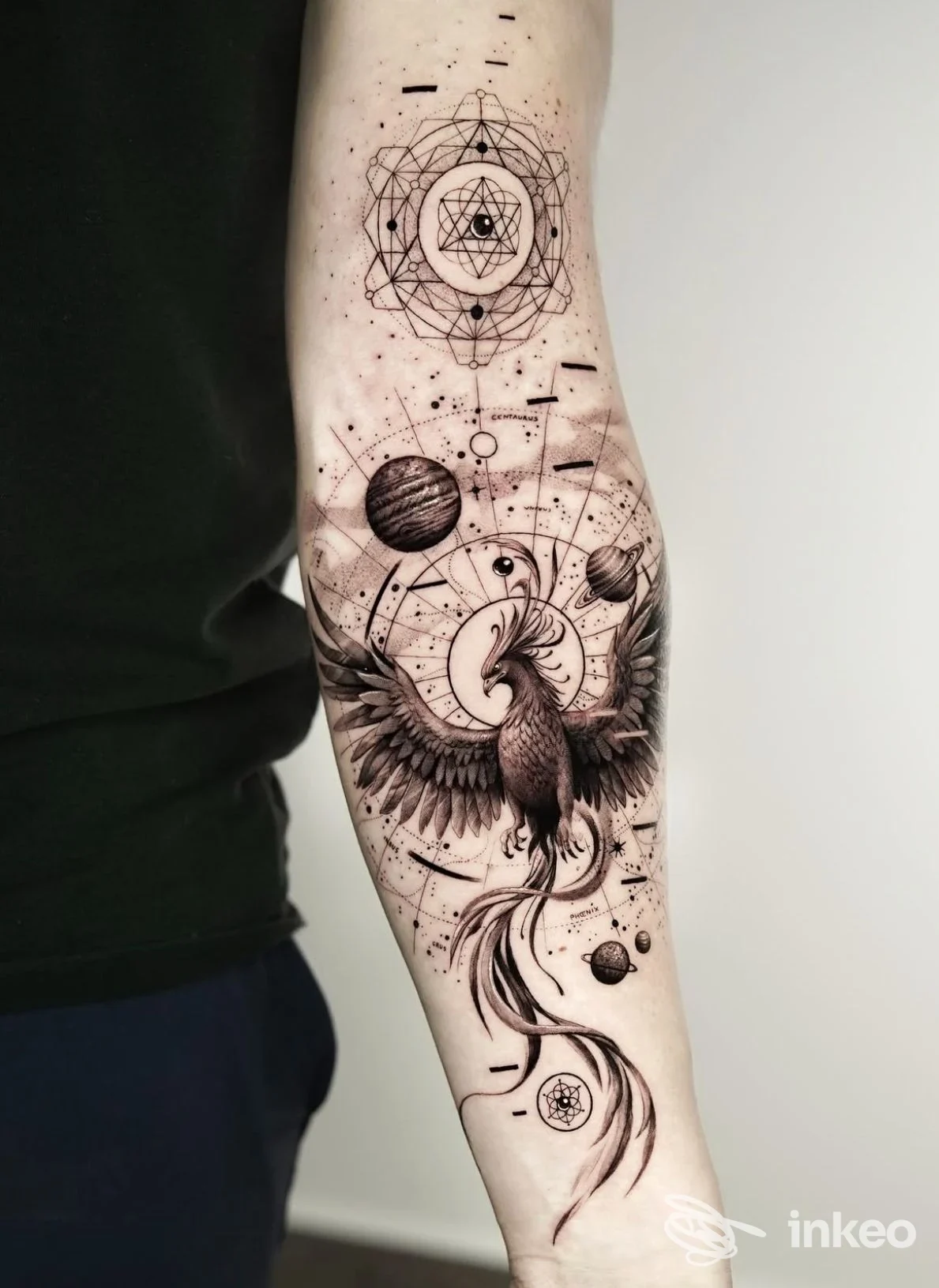 Avambraccio tatuato con fenice stilizzata e motivi geometrici, Loser Studio, Firenze.