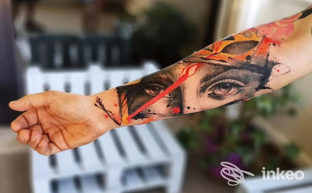 Tatuaggio su avambraccio con occhi e dettagli stilizzati, Loser Studio, Firenze.