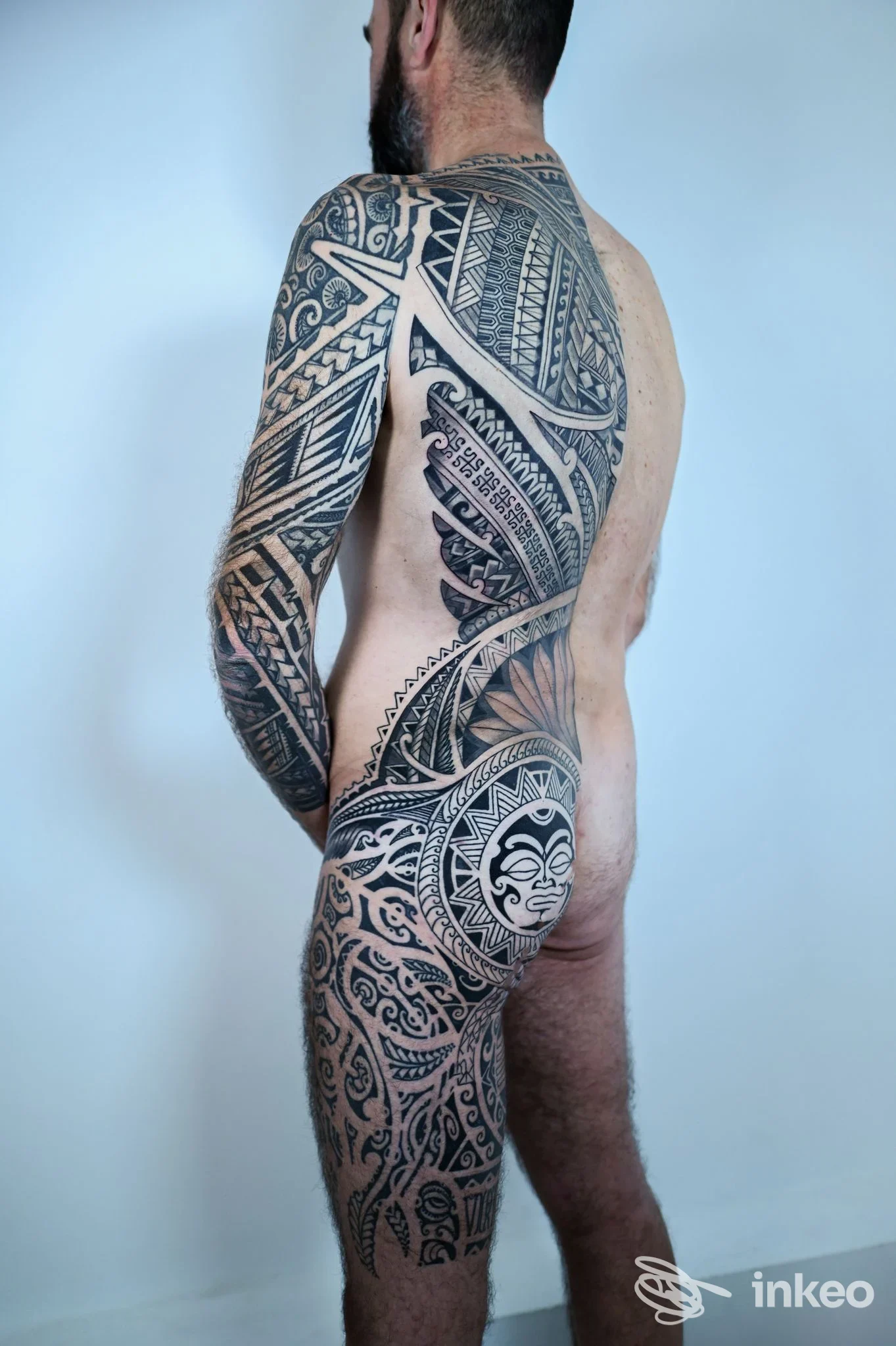 Ampio tatuaggio polinesiano su spalla, braccio, schiena e coscia di uomo, foto per draive tattoo studio a Porto Viro.