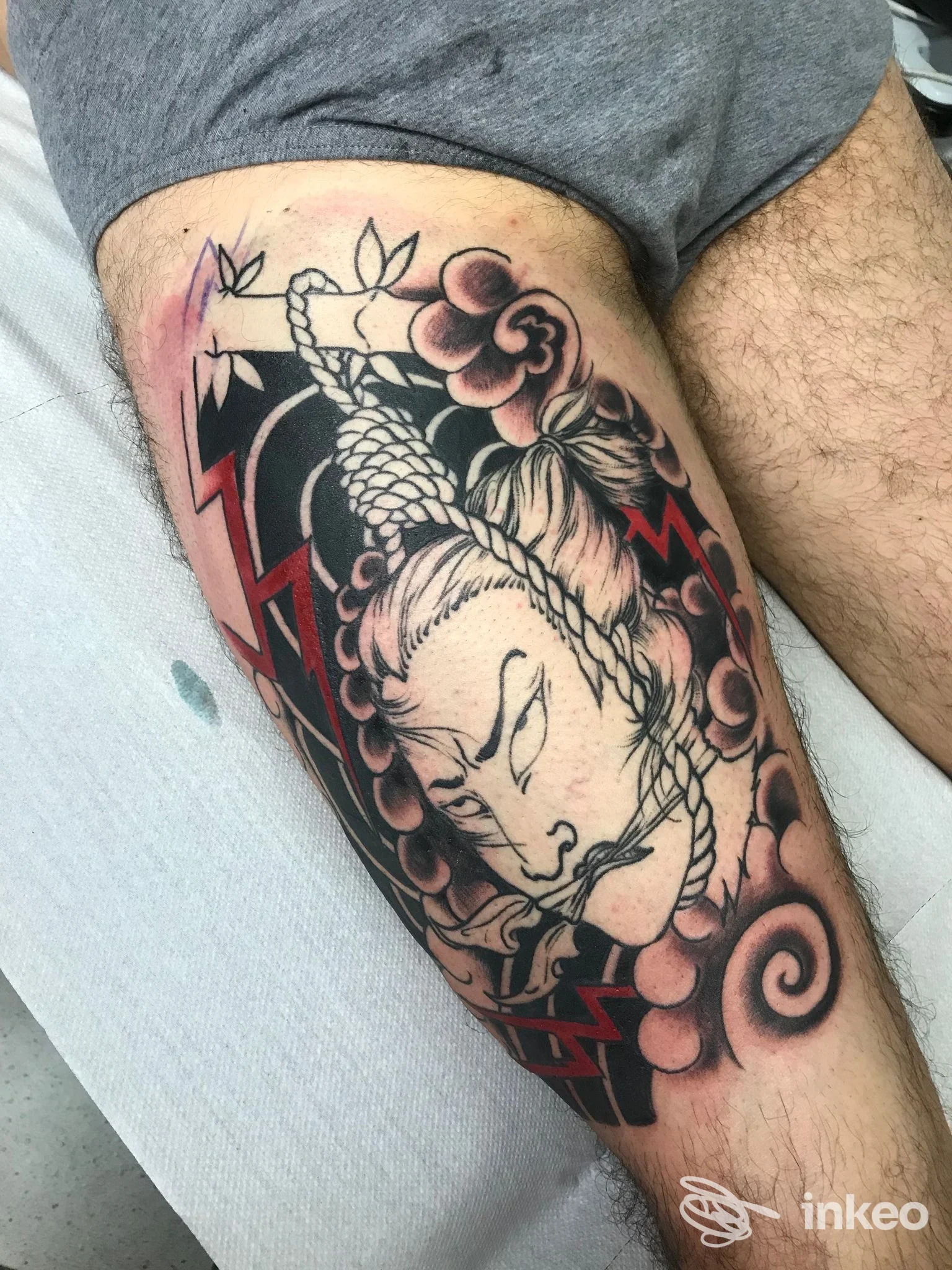 Tatuaggio in stile tradizionale giapponese sulla coscia con figura legata, fiori e elementi rossi — Kalink Tattoo, Asti.