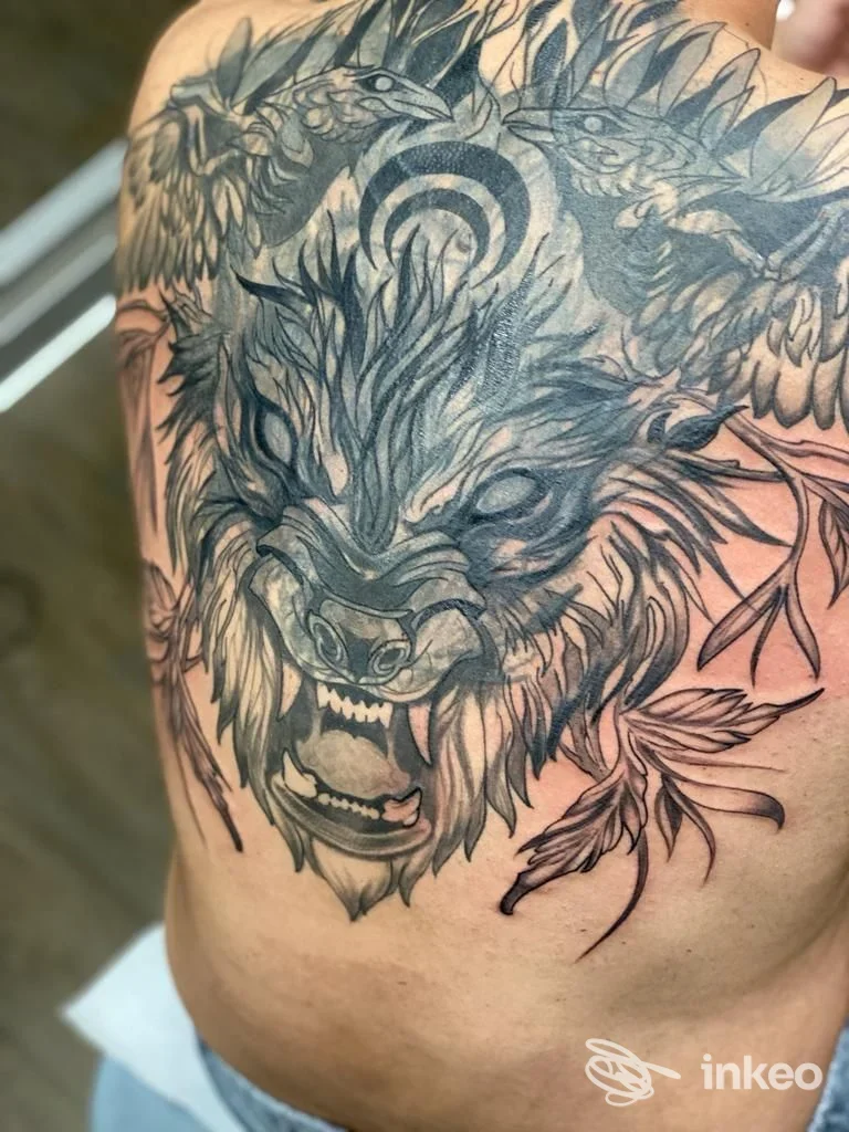 Grande tatuaggio black-and-grey a forma di testa di lupo sul petto, foto inviata da Gilas Tattoo, Napoli.