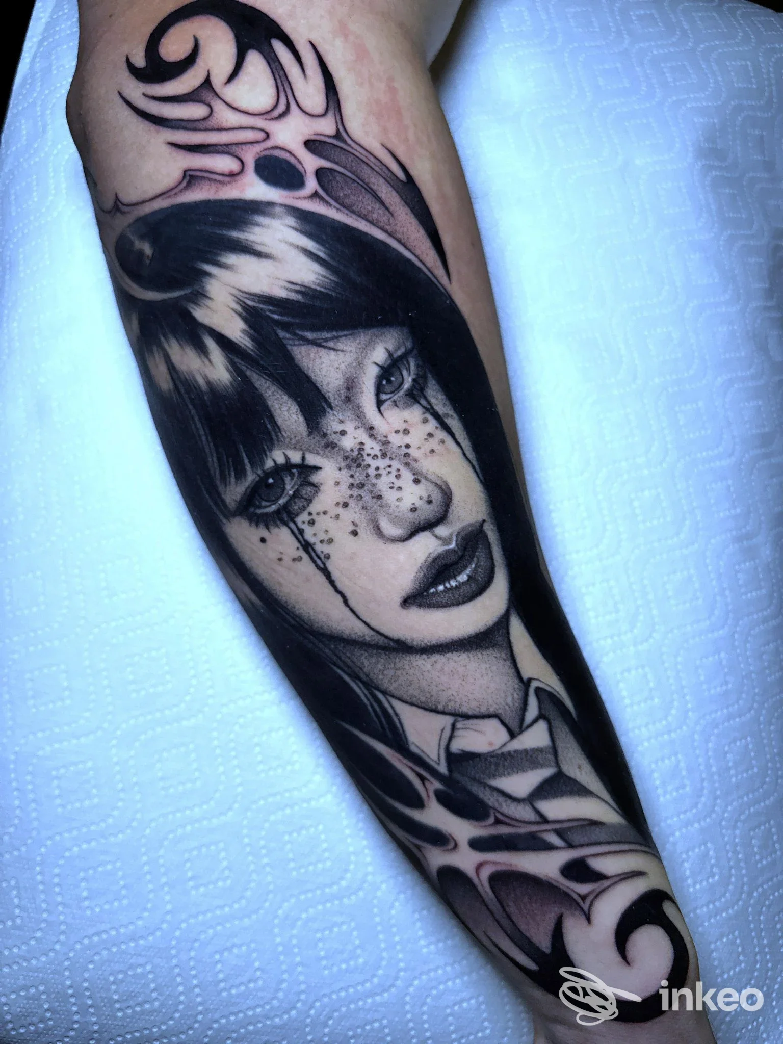 Tatuaggio ritratto femminile in bianco e nero con puntinatura su avambraccio — Sorry Mom Tattoo, Bologna.
