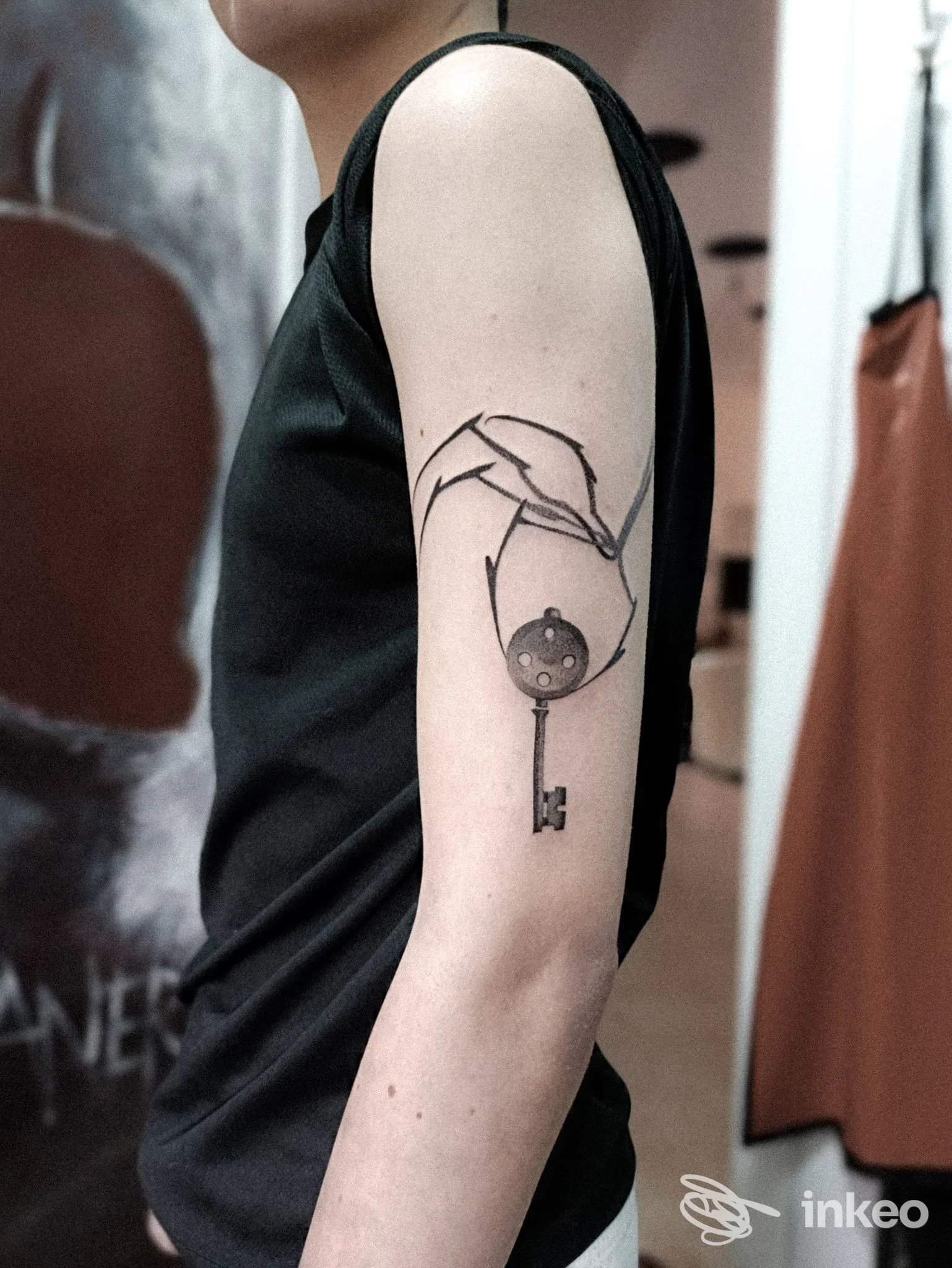 Tatuaggio linework in nero sull'alto braccio di una persona, fotografato nello studio Habanero tattoo Ink a Prato.