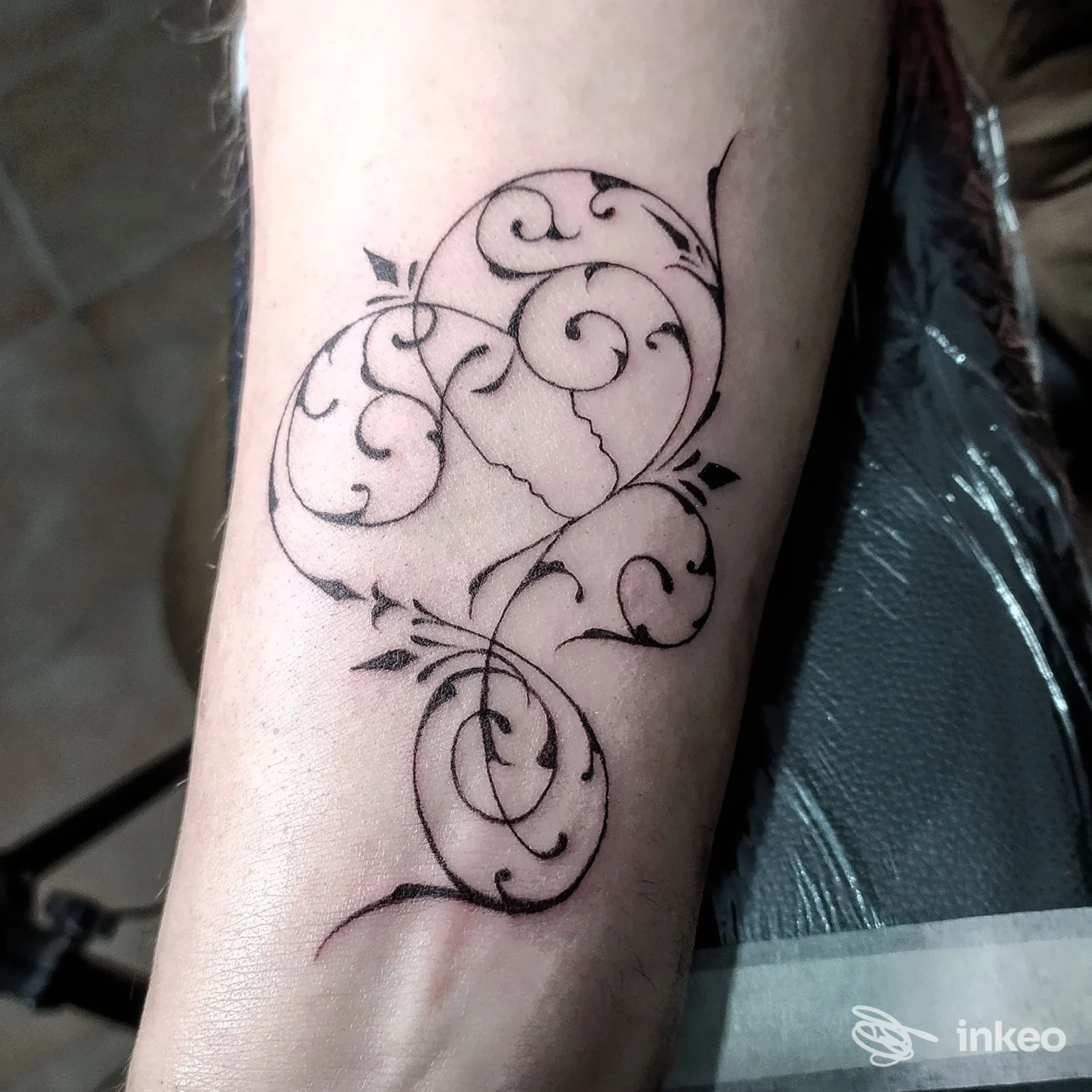 Foto di un tatuaggio ornamentale nero sull'avambraccio, eseguito da Habanero tattoo Ink a Prato.