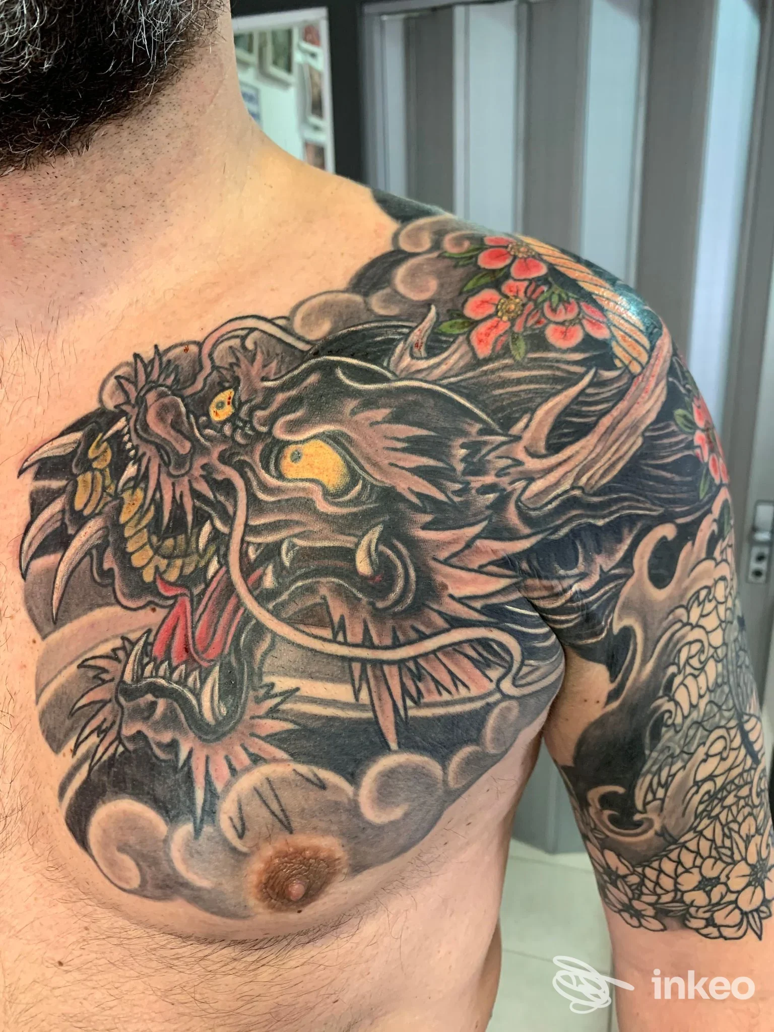Grande tatuaggio tradizionale giapponese su petto e spalla destra di un cliente, realizzato da The Max tattoo a Lugo.