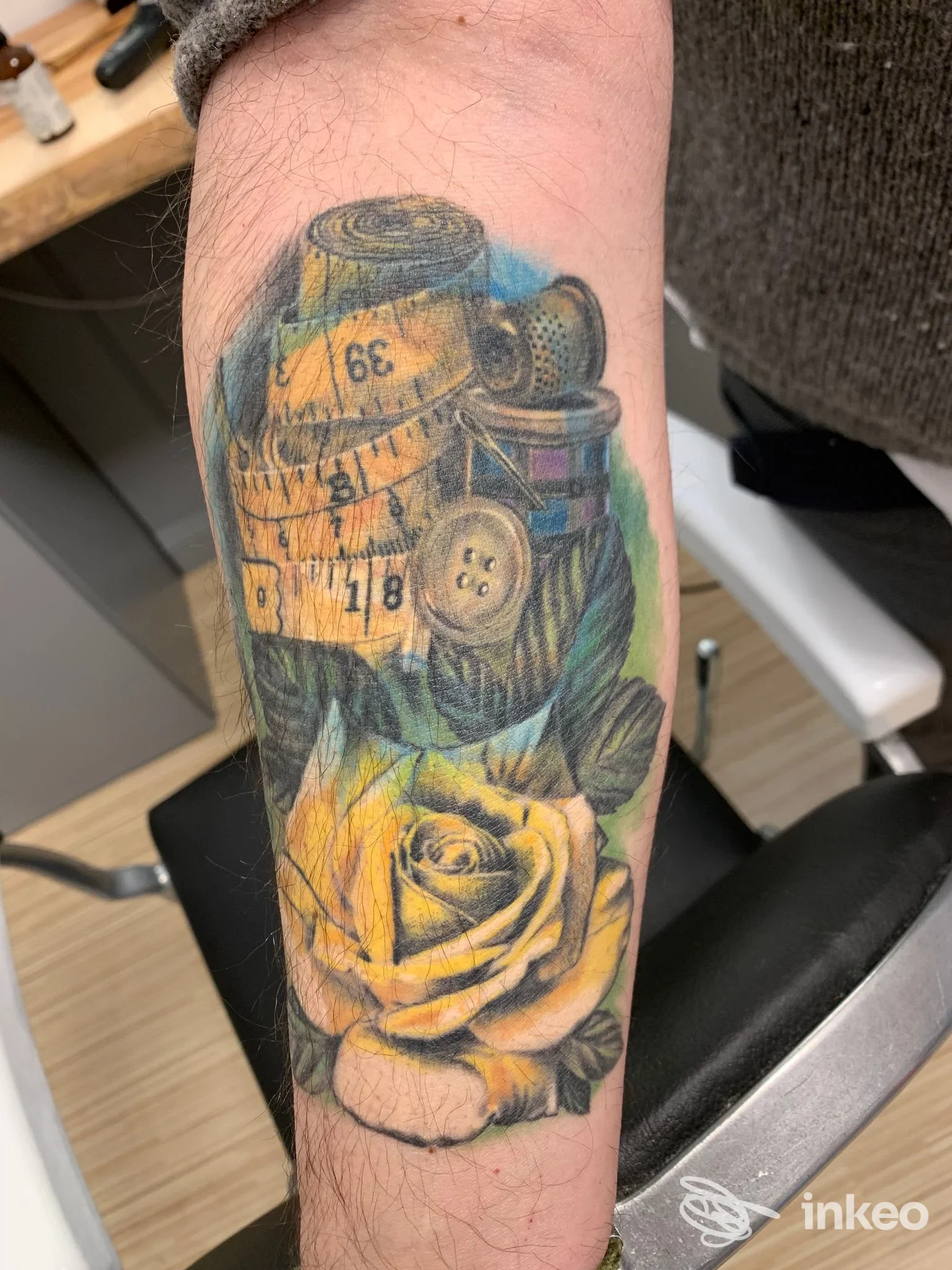 Tatuaggio a colori su avambraccio con rosa gialla e strumenti da cucito, The Max tattoo, Lugo.