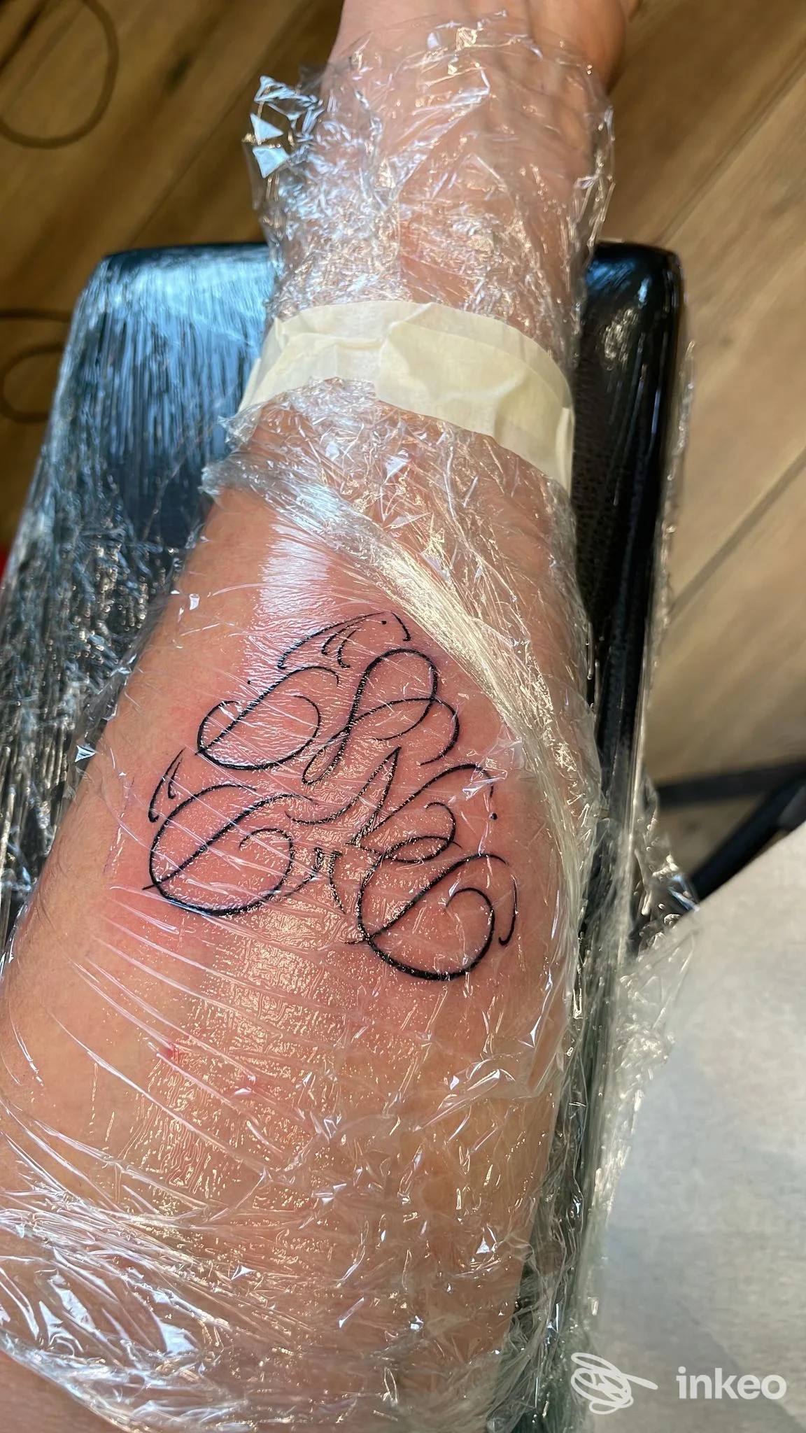 Tatuaggio calligrafico nero appena fatto sull'avambraccio, Midori Ink, Scandicci.