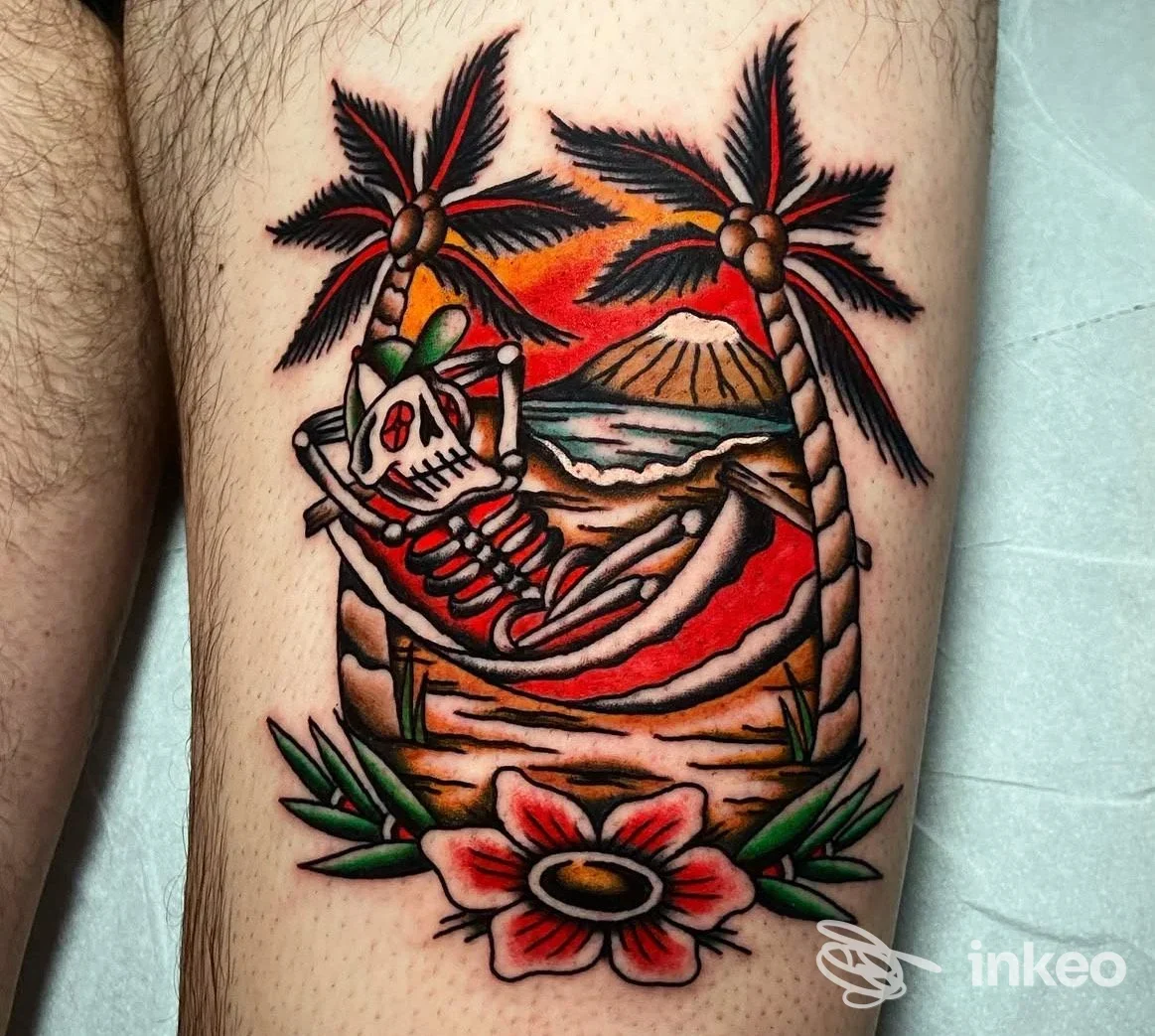 Tatuaggio tradizionale a colori raffigurante teschio in amaca tra palme su pelle; immagine fornita da Mea Culpa Tattoo Studio, Bologna.