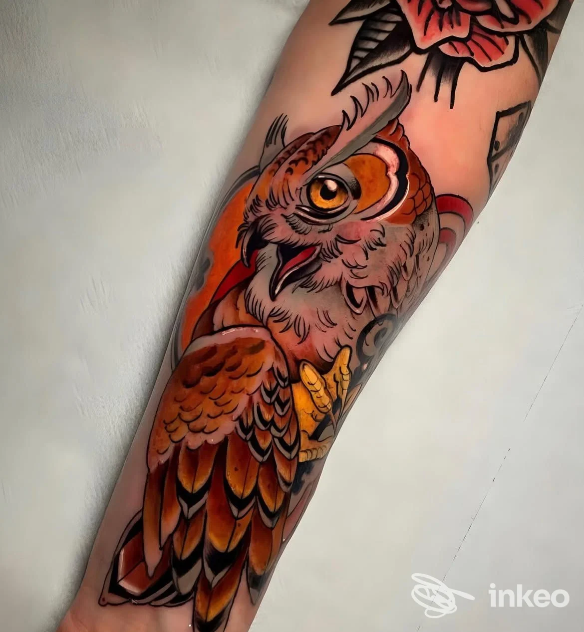 Tatuaggio di un gufo colorato in stile neo-traditional sull'avambraccio, foto per Mea Culpa Tattoo Studio, Bologna.