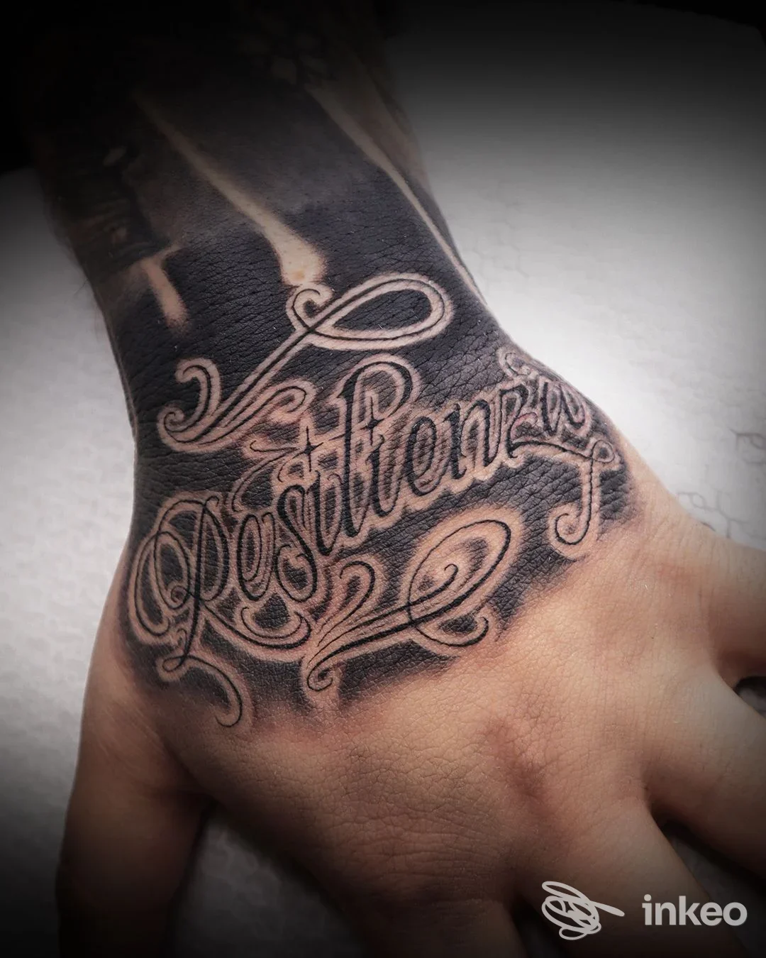 Tatuaggio lettering in stile script sul dorso della mano, realizzato da JEKO TATTOO SHOP, Torino.