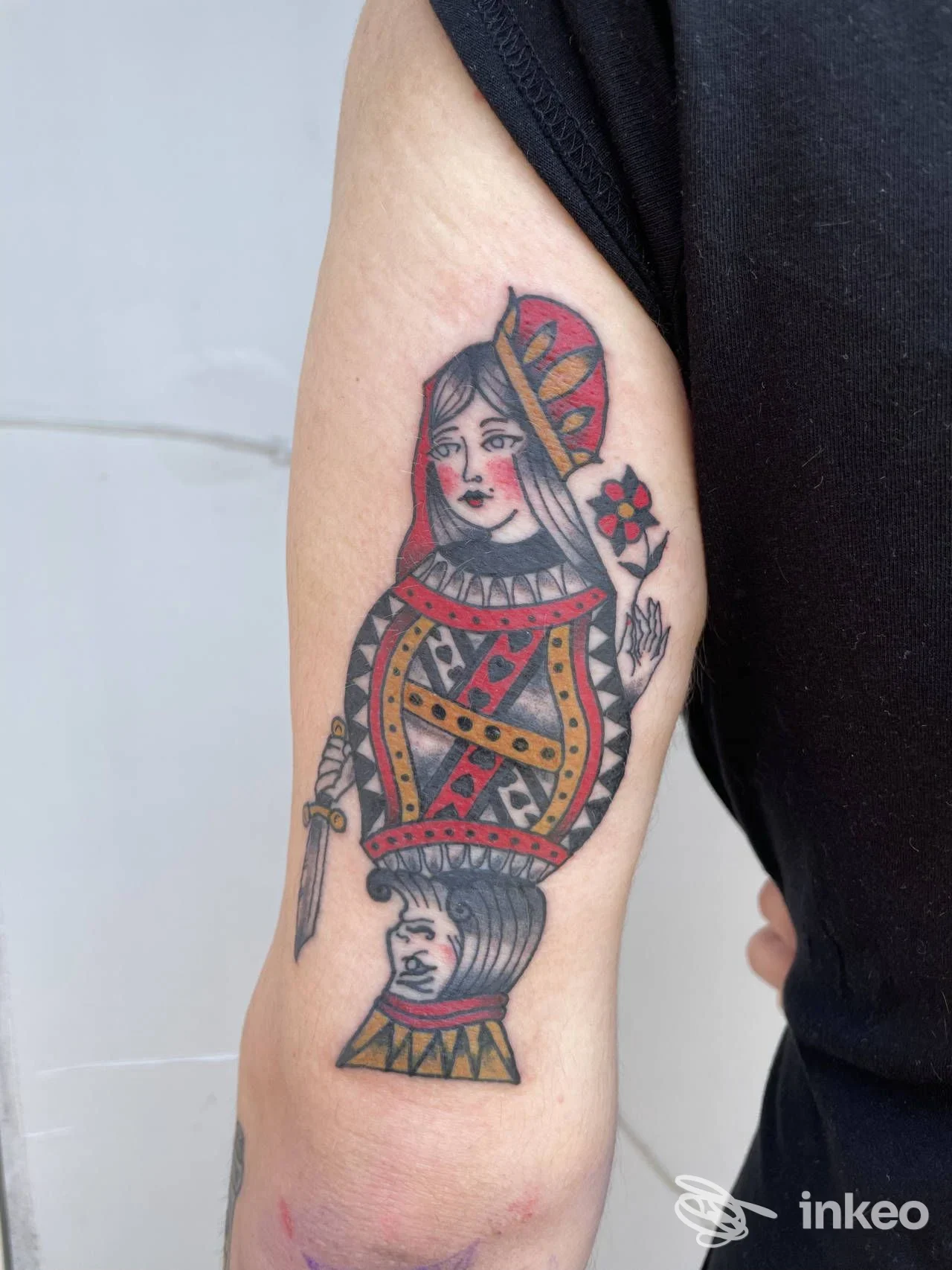 Tatuaggio tradizionale a colori su braccio superiore realizzato da Black Virgo Tattoo Studio, Bologna.