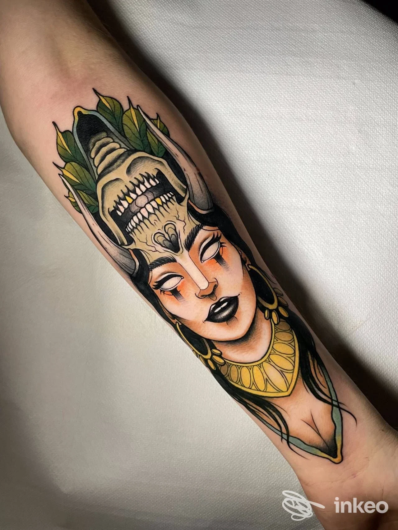 Tatuaggio colorato su avambraccio realizzato da Black Virgo Tattoo Studio, Bologna: volto femminile stilizzato con teschio e decorazioni.
