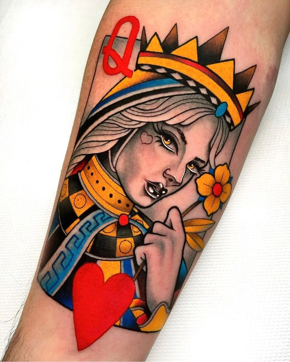 Tatuaggio su avambraccio raffigurante una regina-stile carta da gioco colorata. Red Rose Tattoo, Scandicci.