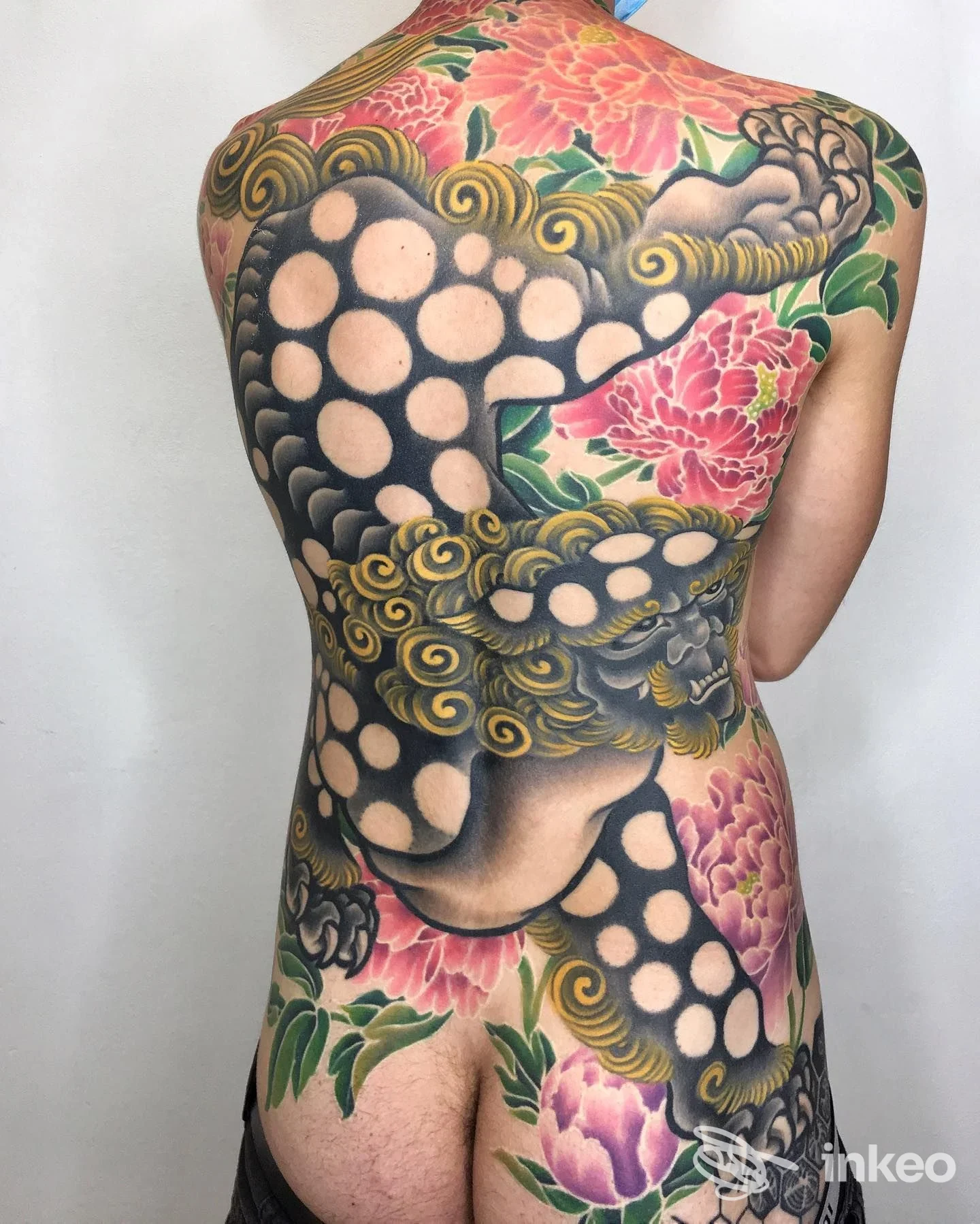 Grande tatuaggio a copertura sulla schiena con soggetto animale e peonie, Want Unconventional Lab & Tattoo, Bologna.