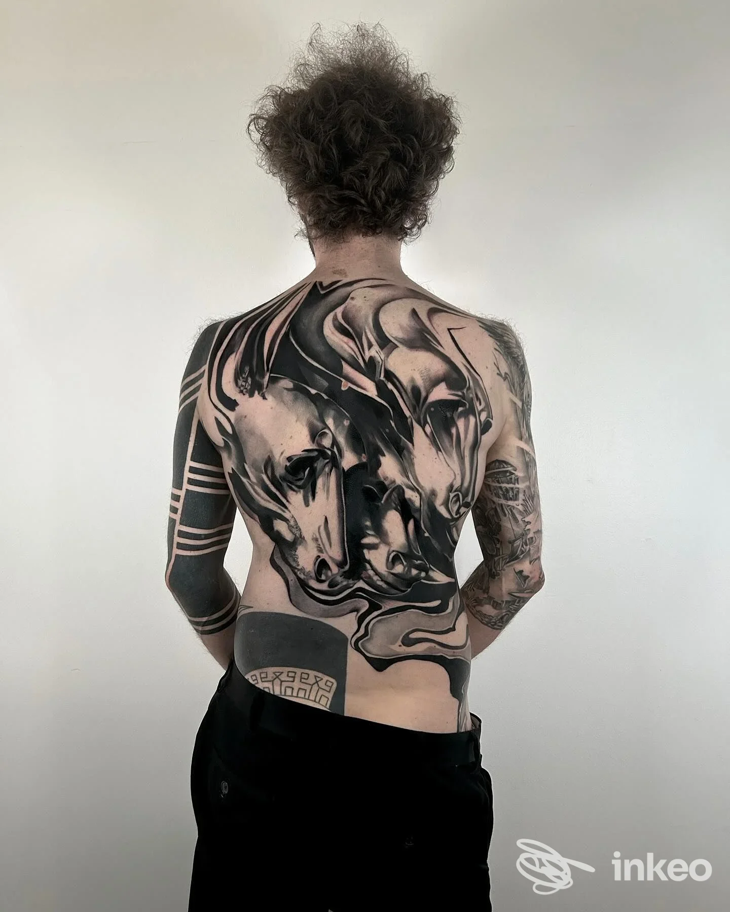 Grande tatuaggio blackwork realistico sulla schiena e braccio destro, foto fornita da Want Unconventional Lab & Tattoo, Bologna.