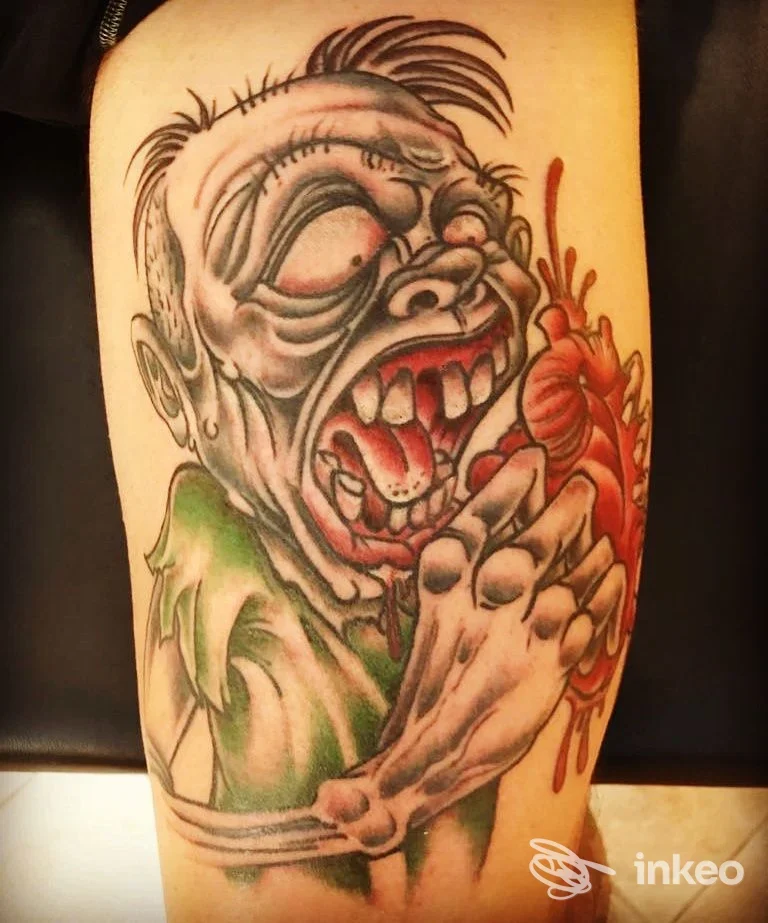 Tatuaggio colorato su pelle raffigurante uno zombie che stringe un cuore, Alex Tattoo Alfonsine (Alfonsine).