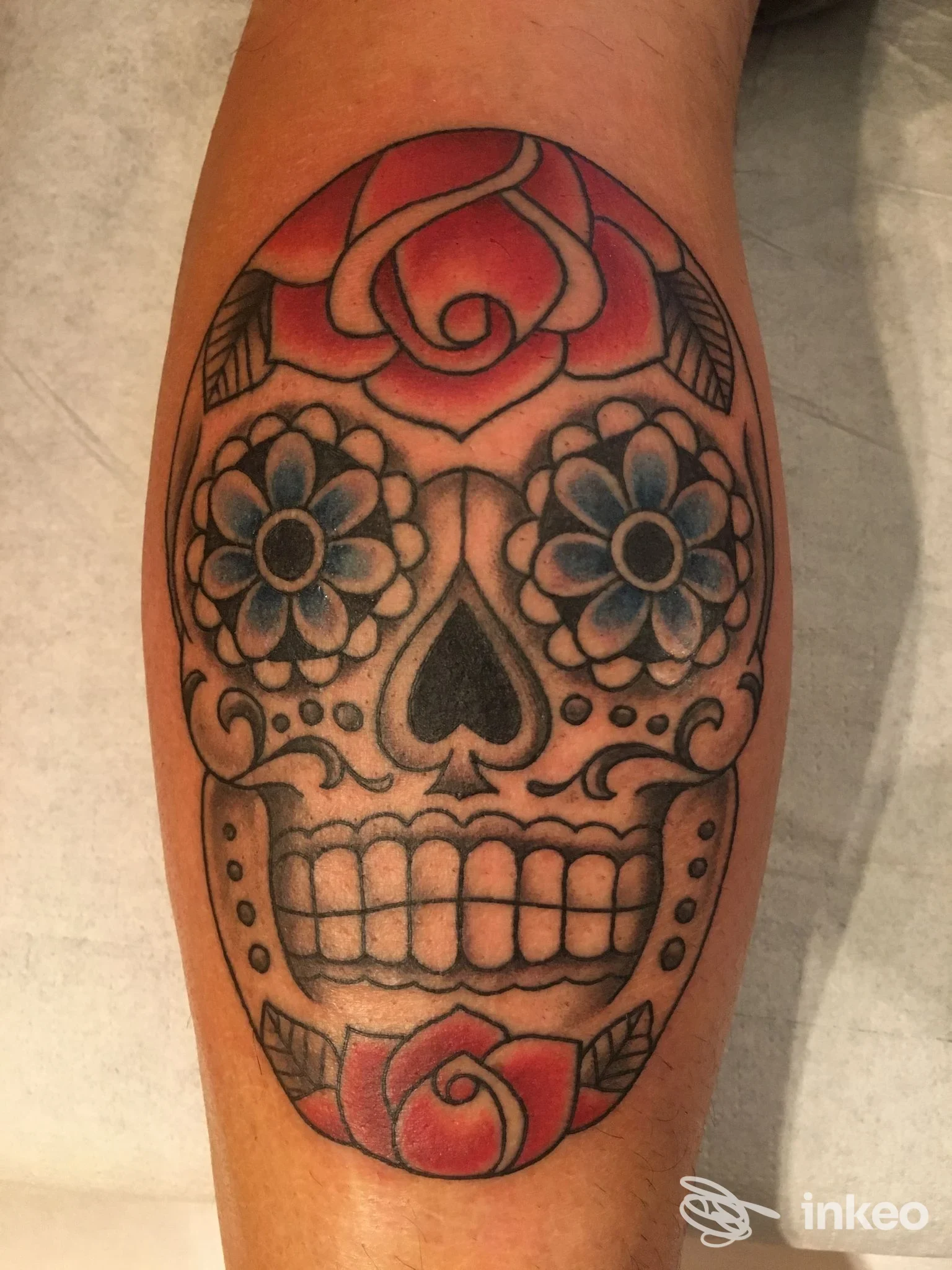 Tatuaggio calavera colorata sul polpaccio, Alex Tattoo Alfonsine Ravenna - Alfonsine.