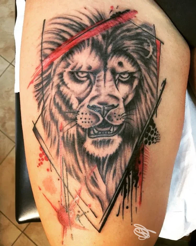 Tatuaggio di una testa di leone su coscia, foto inviata dallo studio Alex Tattoo Alfonsine Ravenna ad Alfonsine.