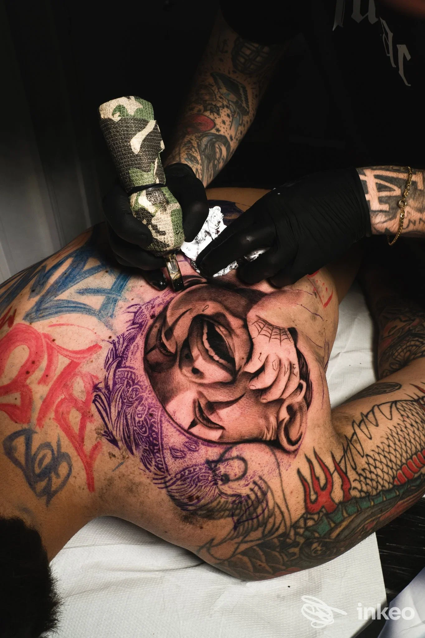 Tatuaggio ritratto in corso sulla parte superiore della schiena, foto di Hustle Tattoo, Bari.