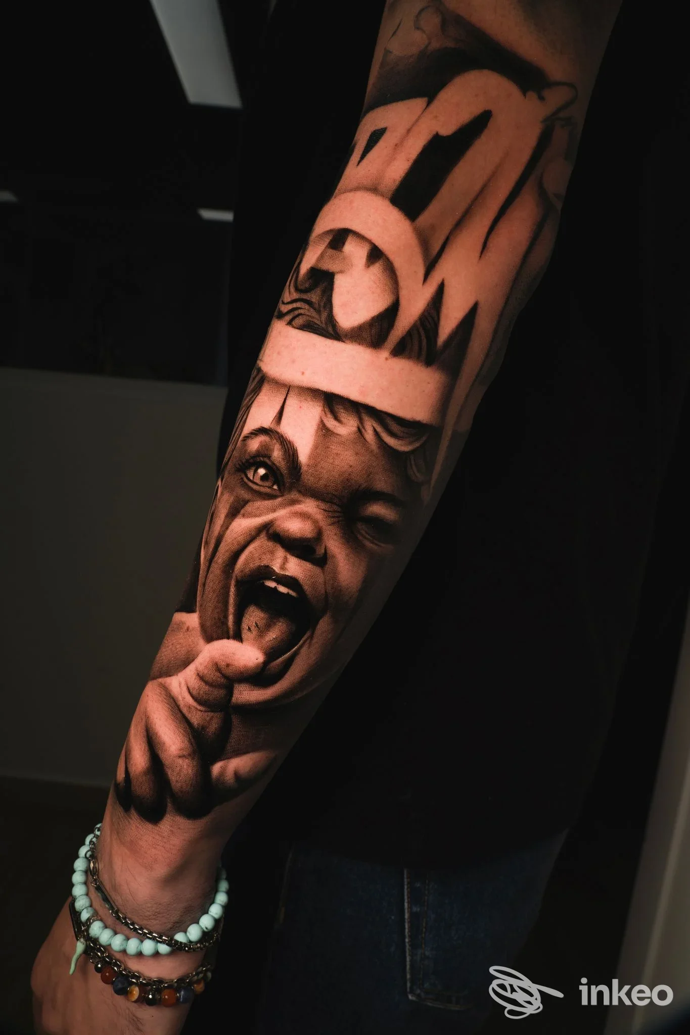 Avambraccio con grande tatuaggio realistico in bianco e nero, Hustle Tattoo, Bari.