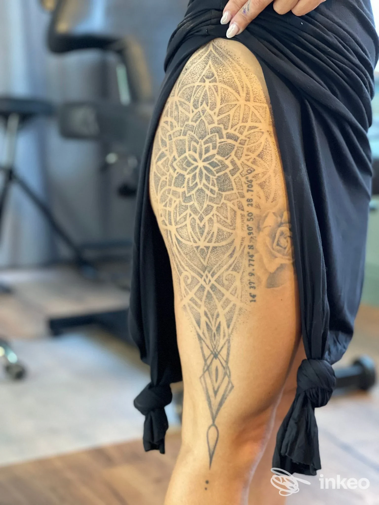 Tatuaggio ornamentale/geometrico sulla coscia eseguito presso ART World • Studio Tatuaggi • Lara Selva a Po' Bandino, vista frontale del lavoro.