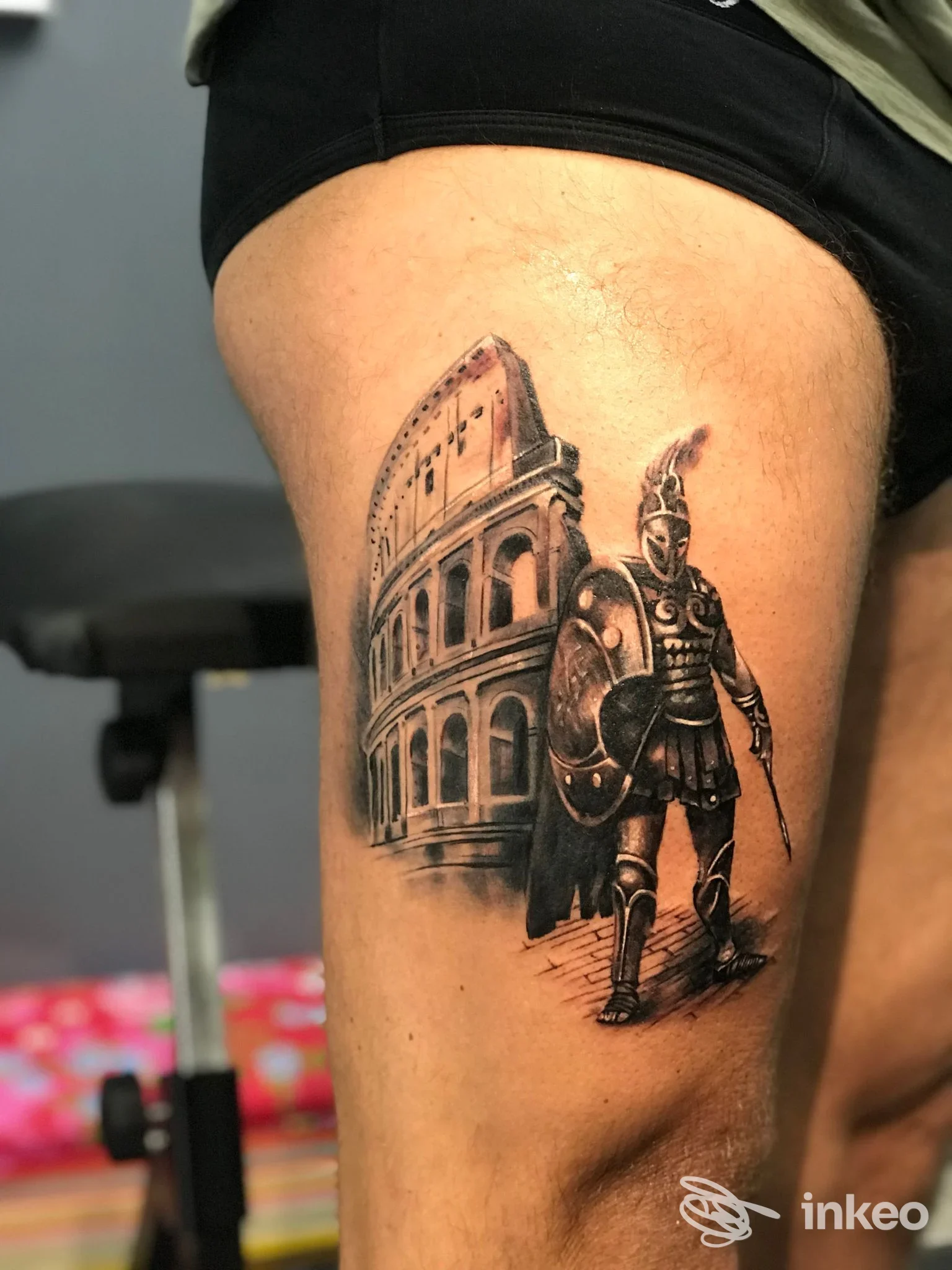 Tatuaggio su coscia con Colosseo e gladiatore in stile realistico in bianco e nero, lavoro eseguito da ART World • Studio Tatuaggi • Lara Selva a Po' Bandino.