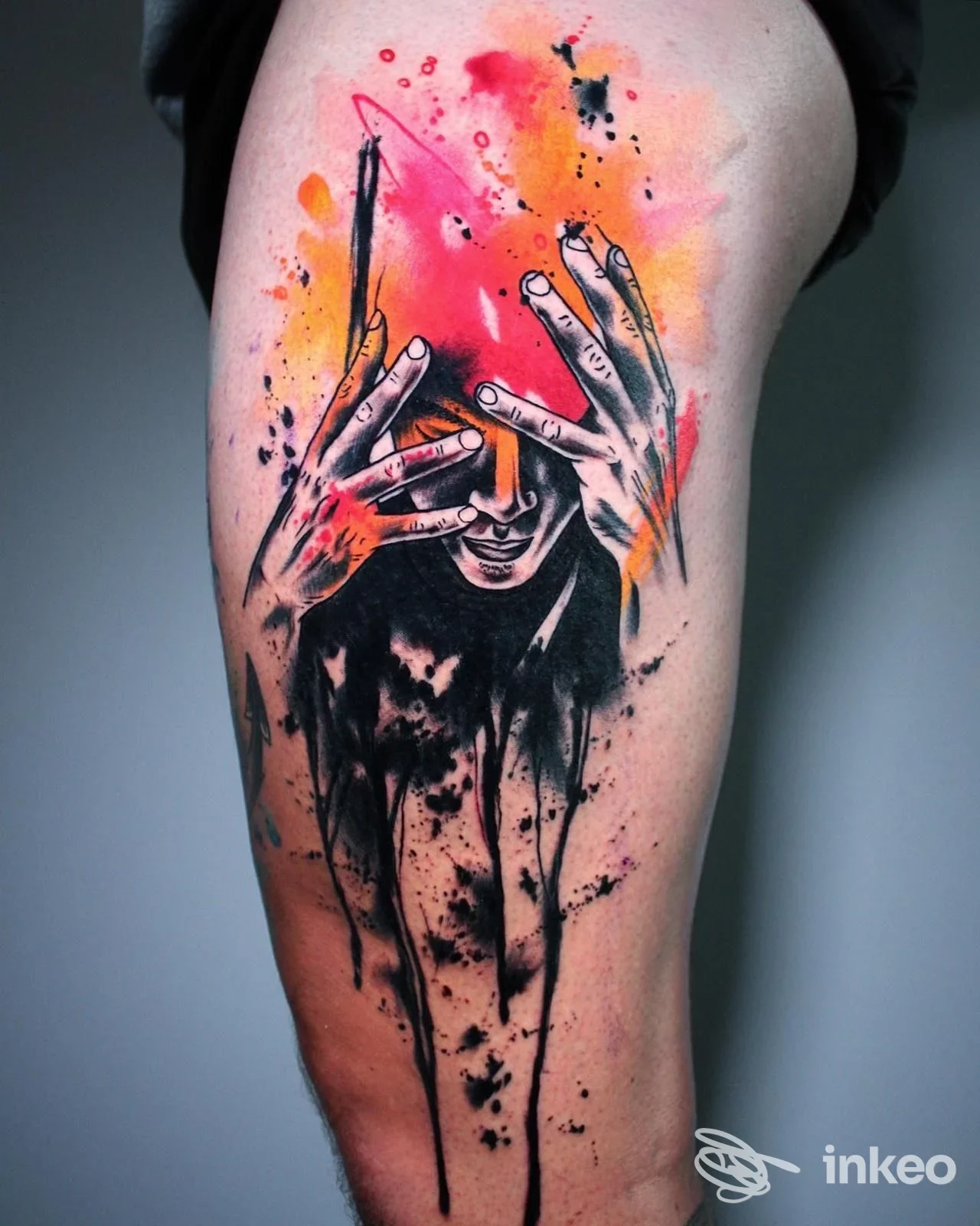 Tatuaggio su coscia con figura e mani colorate, foto fornita da Blood a Blood Tattoo Club, Bologna.