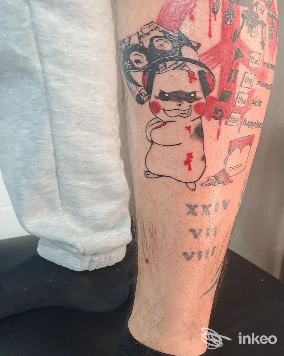 Tatuaggi su polpaccio sinistro con motivo in nero e rosso, immagine fornita da Toky Tattoo Studio, Bologna.