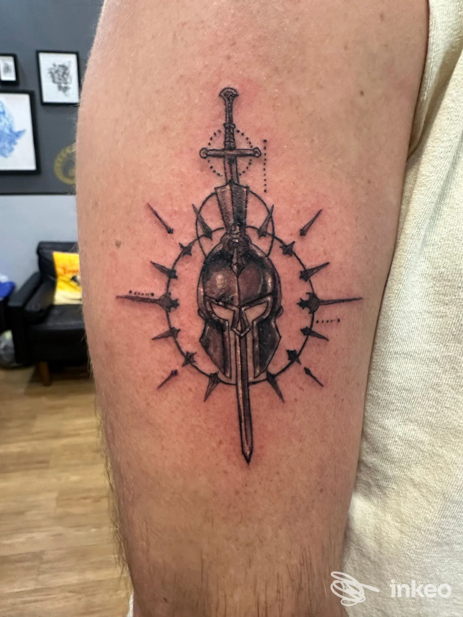 Tatuaggio su braccio con elmo e spada, lavoro in bianco e nero realizzato da Blink tattoo studio a Sorrento.