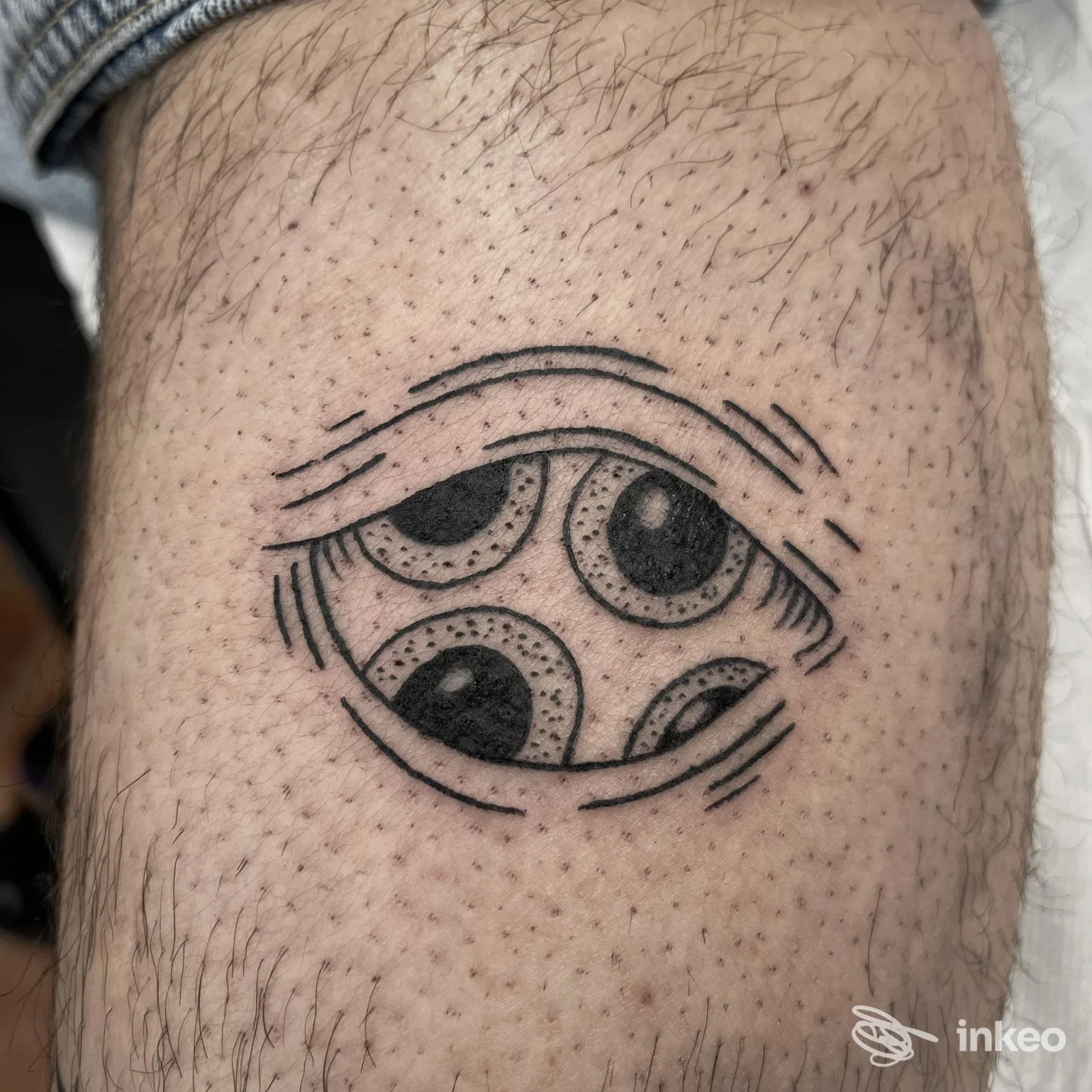 Dettaglio di un tatuaggio blackwork/dotwork sulla coscia. Il Rogo tattoo studio, Ferrara.