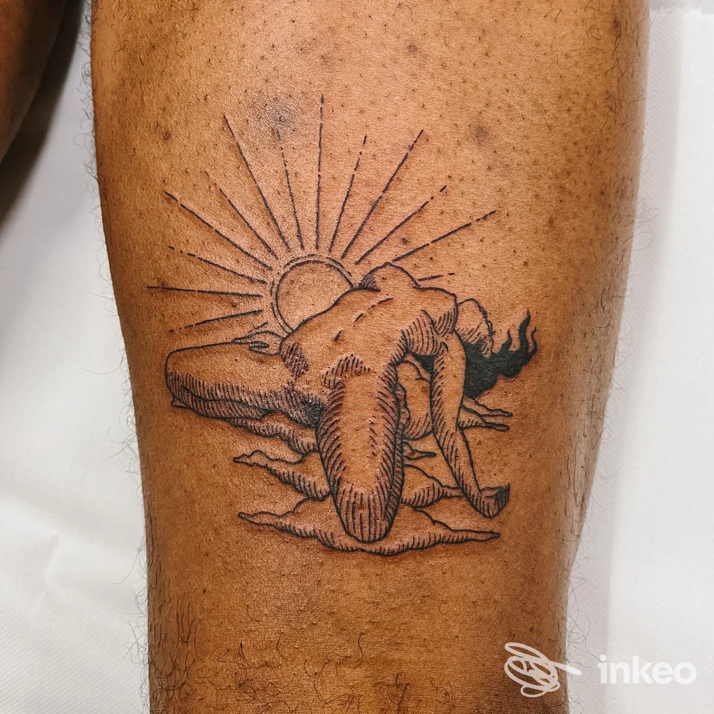 Tatuaggio su polpaccio: figura nuda stilizzata su nuvole con sole, Il Rogo tattoo studio, Ferrara.