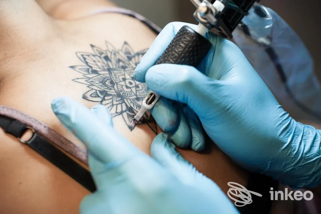 Tatuatore al lavoro su un disegno mandala sul torace, foto realizzata presso Ink Shake Tattoo Studio a Ravenna.