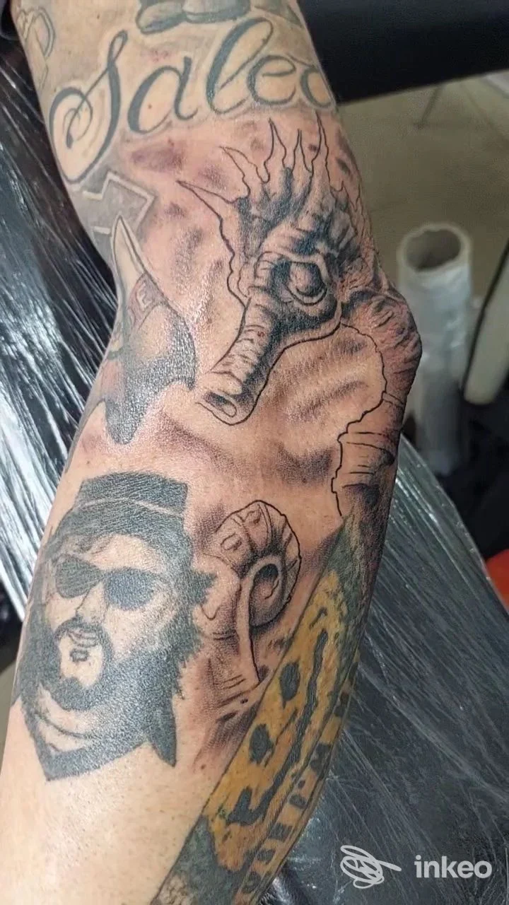 Avambraccio tatuato con cavalluccio marino e ritratto stilizzato, foto dello studio Franco Forte Tattoo a Salerno.