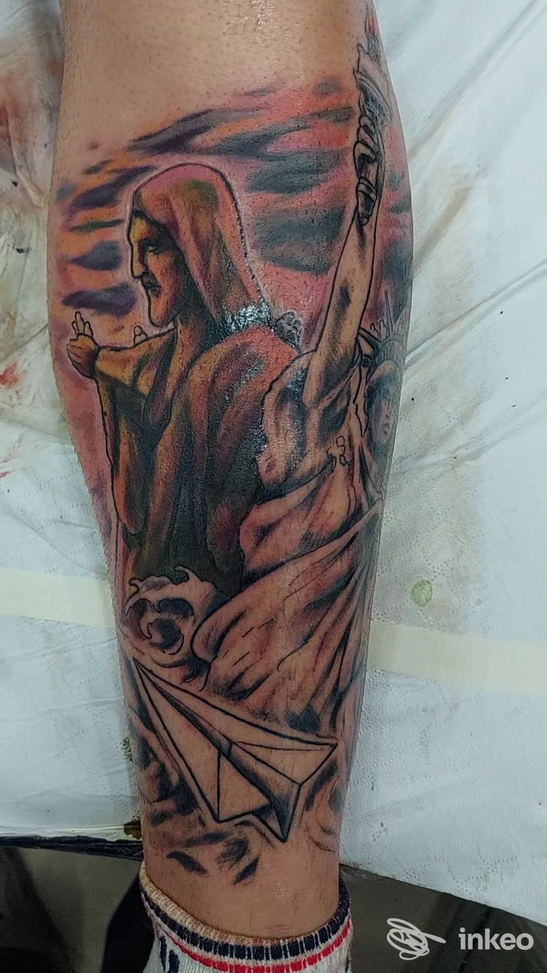 Tatuaggio su polpaccio con figure femminili e aeroplanino di carta, lavoro eseguito da Franco Forte Tattoo a Salerno.