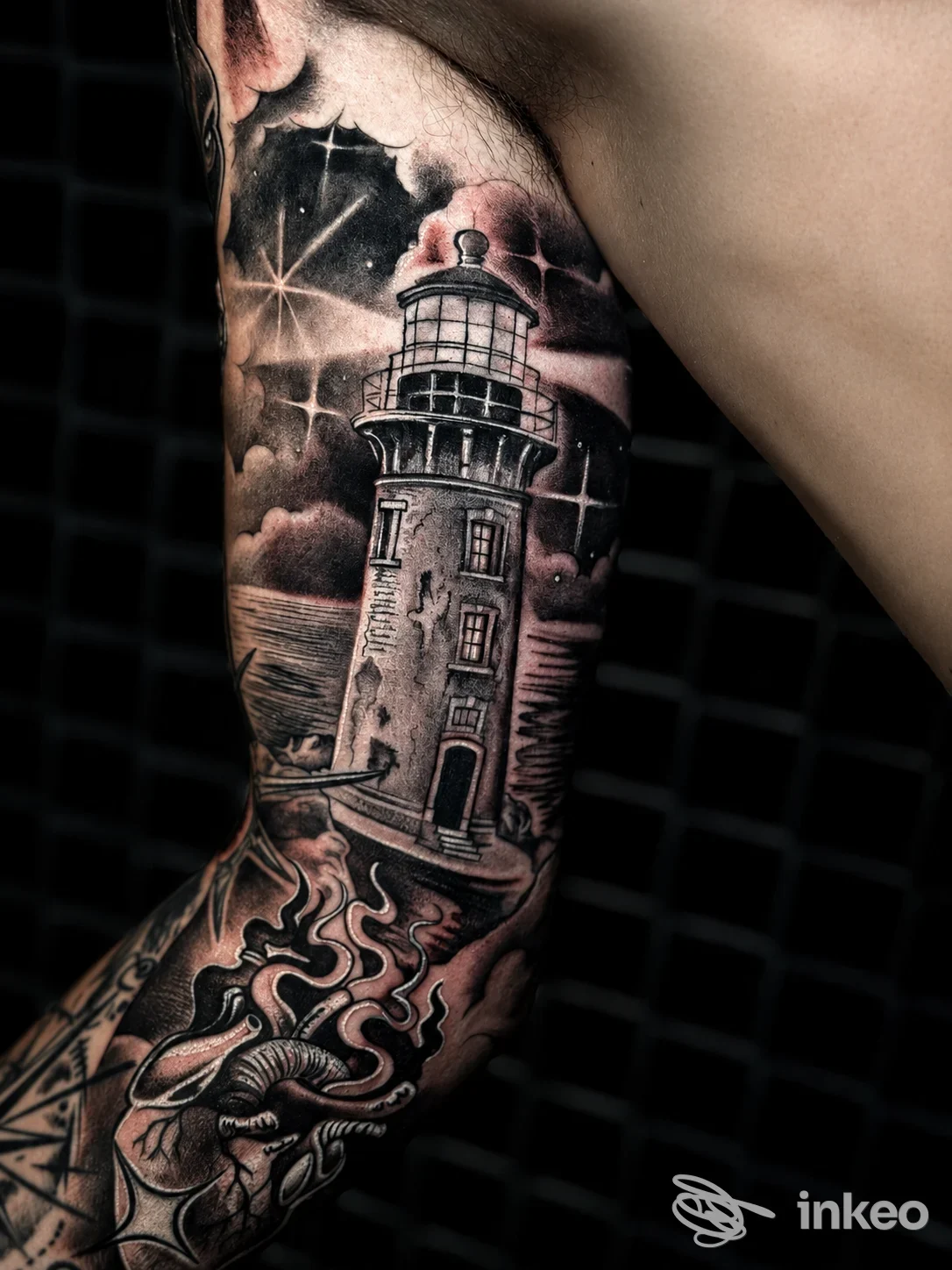 Tatuaggio raffigurante un faro in bianco e nero sull'avambraccio, dettagli realistici e sfumature; foto per ZION INK Imola.