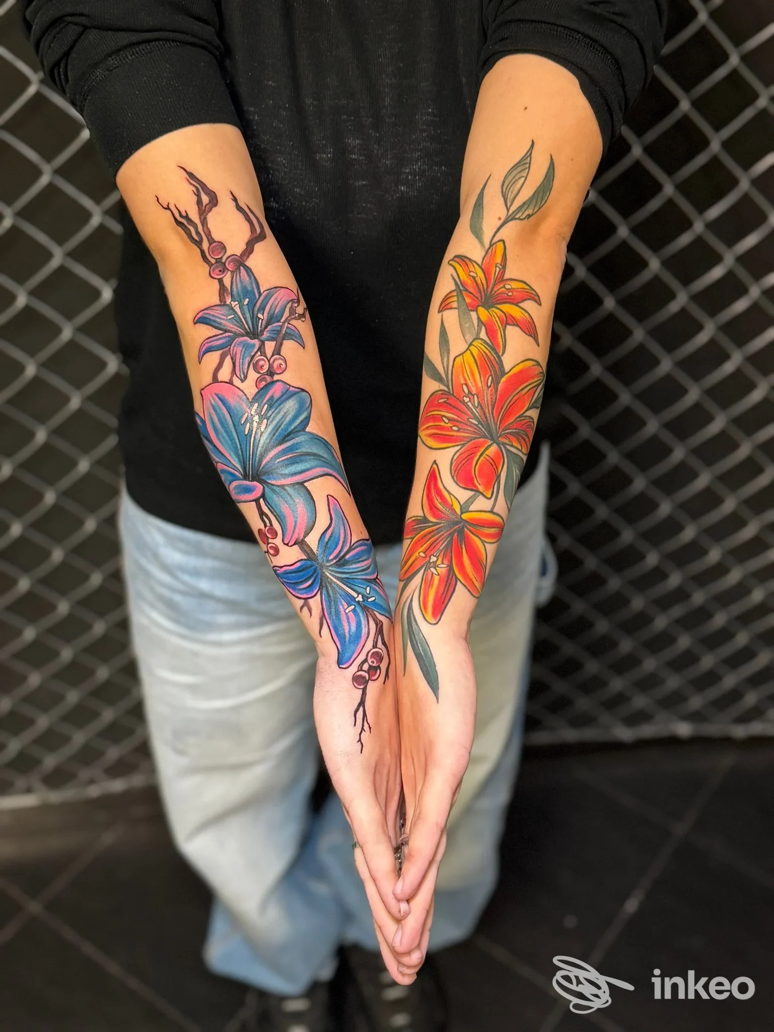 Due avambracci tatuati con fiori colorati, foto di un lavoro realizzato presso ZION INK imola tattoo&piercing studio a Imola.