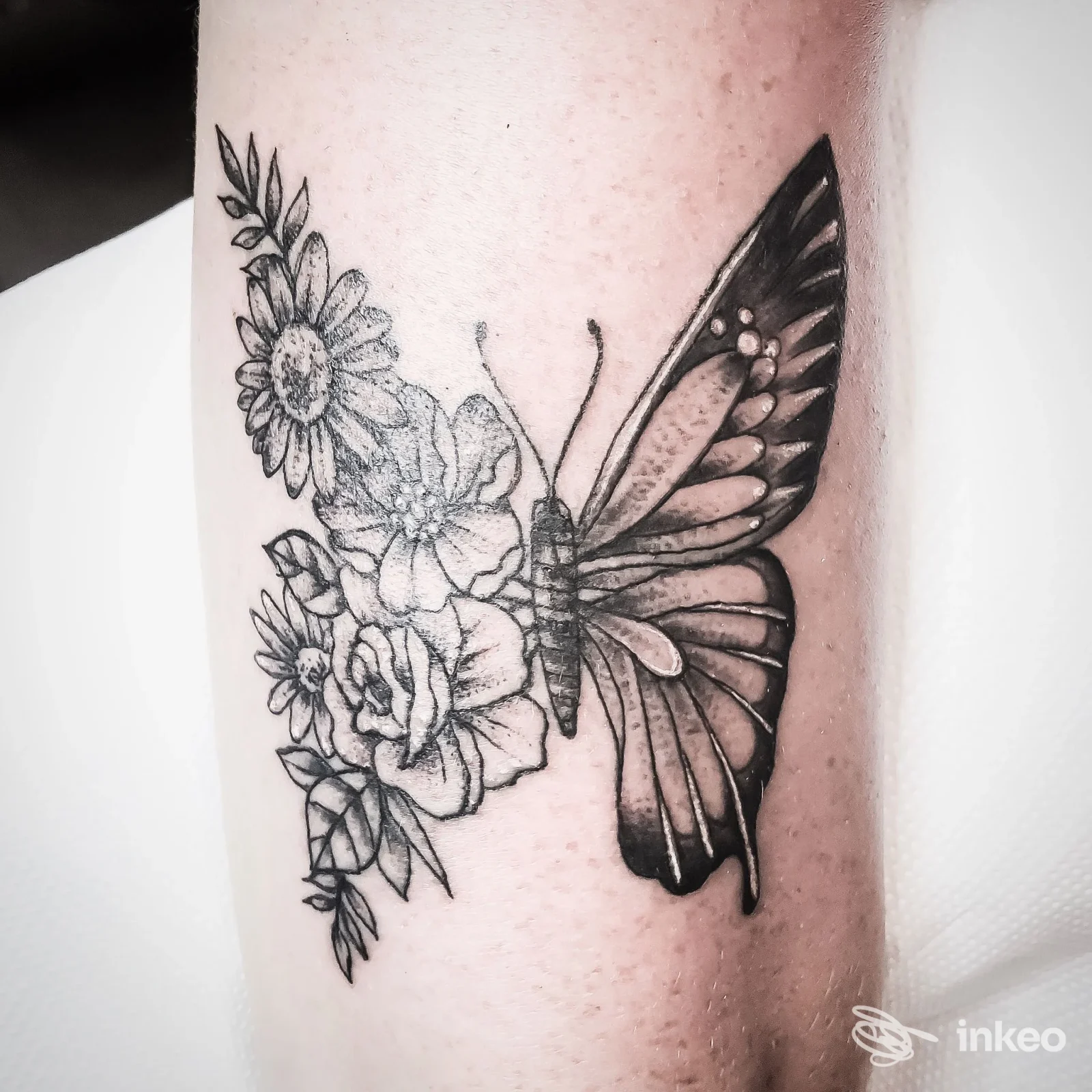 Tatuaggio black & grey di farfalla e fiori sull'avambraccio, Skinlab Tattoo Studio, Bologna.