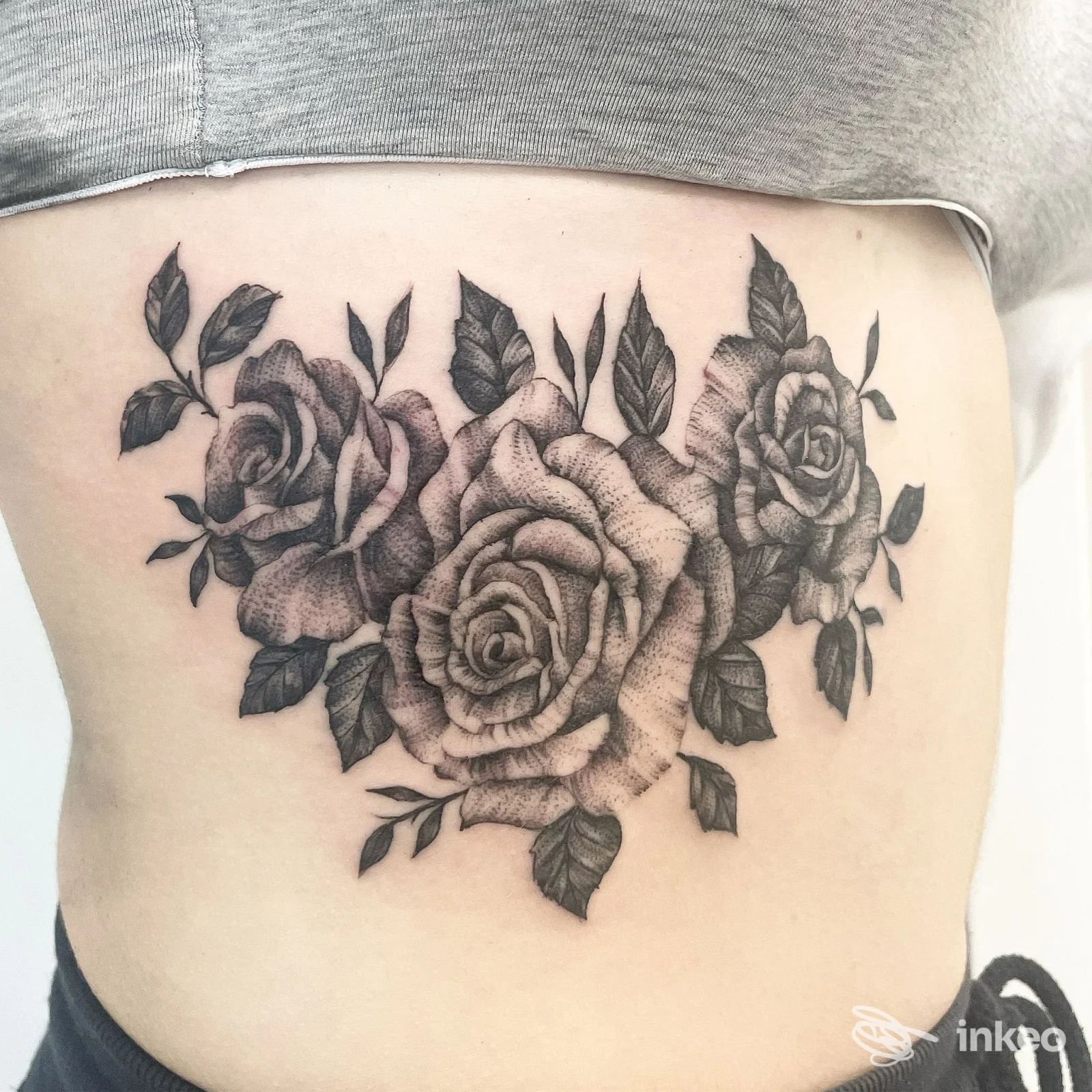 Tatuaggio blackwork a rose sul fianco realizzato da Skinlab Tattoo Studio, Bologna.
