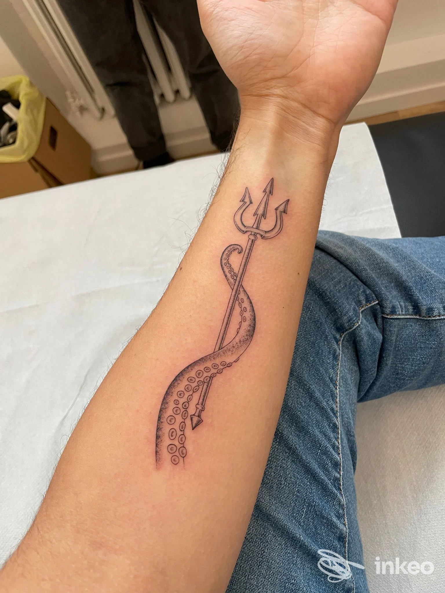 Tatuaggio su avambraccio con tridente e tentacolo realizzato da META tattoo lab a Bologna.