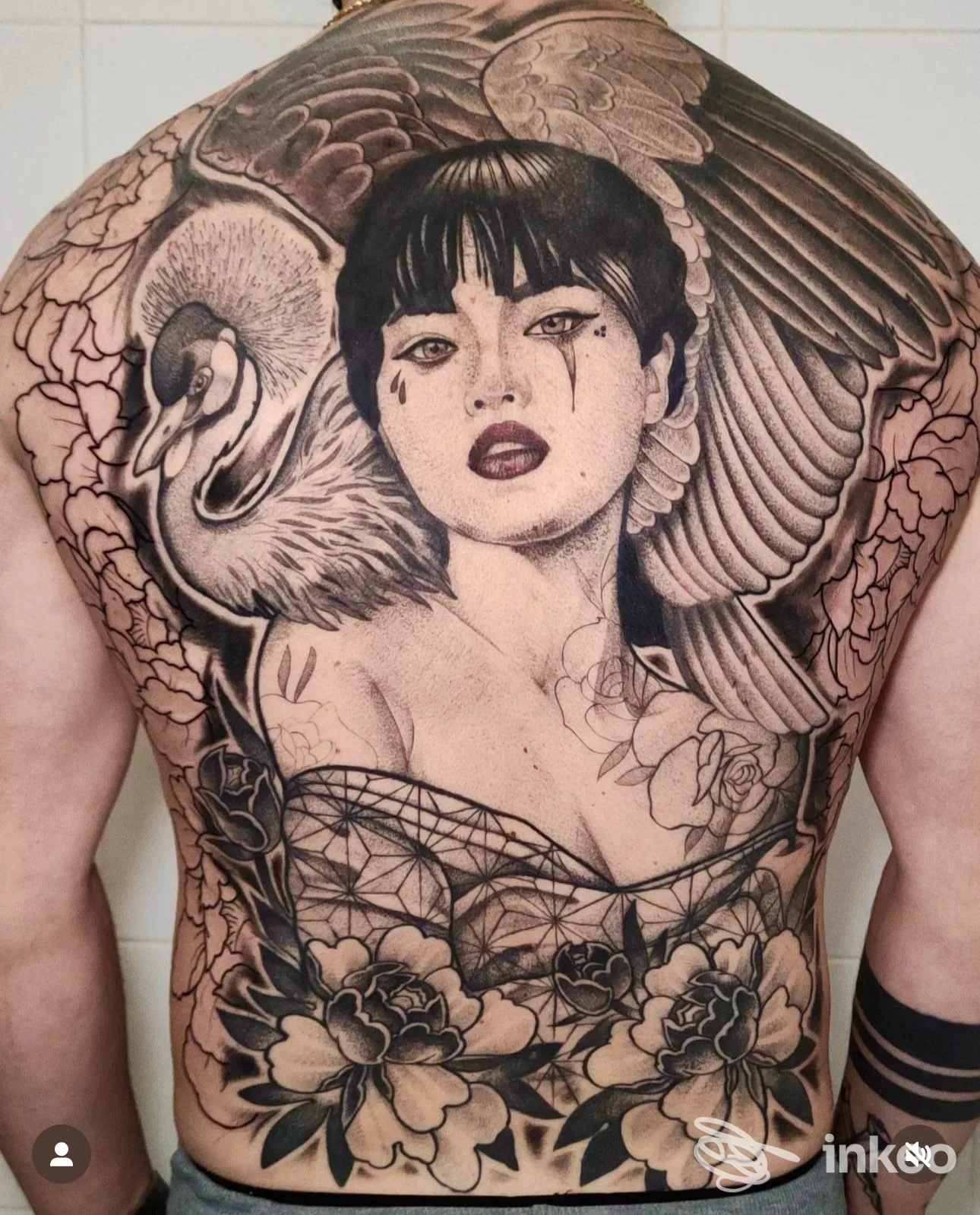 Grande tatuaggio black & grey su tutta la schiena con figura femminile, uccello e fiori — Free Your Style Tattoo Studio, Torre del Greco.