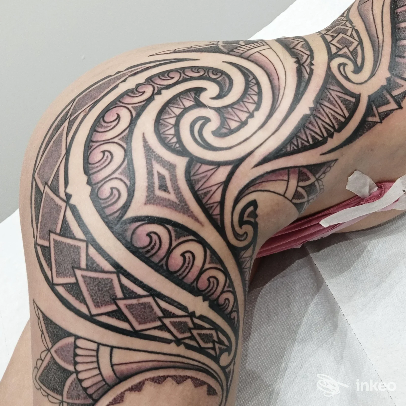 Tattoo ornamentale in stile geometrico su pelle del braccio, basso dettaglio di tono e contorni netti; senza volto visibile, scena interna in studio Street Style Tattoo.