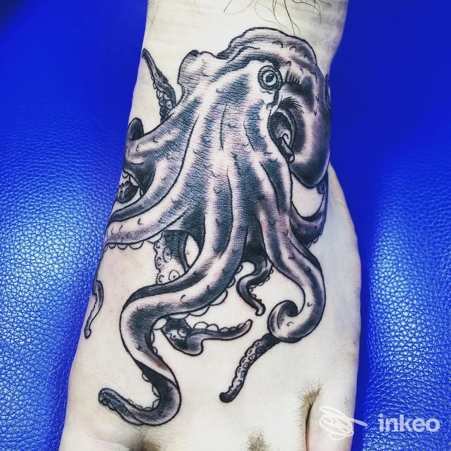 Tatuaggio a forma di polpo sul dorso del piede, realizzato da Notam Nomen Tattoo and Art a Budrio.