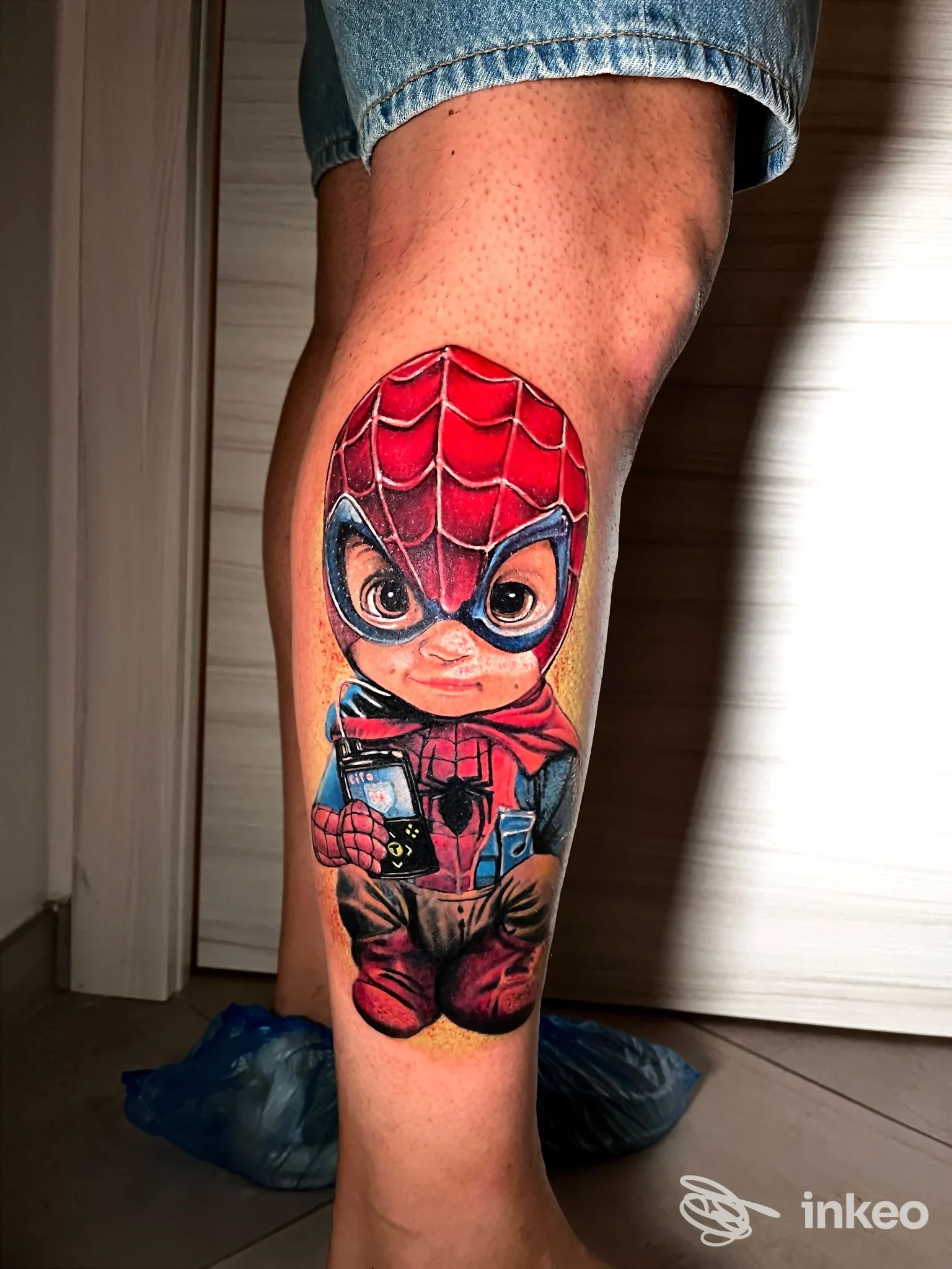 Tatuaggio colorato di personaggio in stile cartoon sul polpaccio, immagine fornita da Skullfield Professional Tattoo Lab, Faenza.