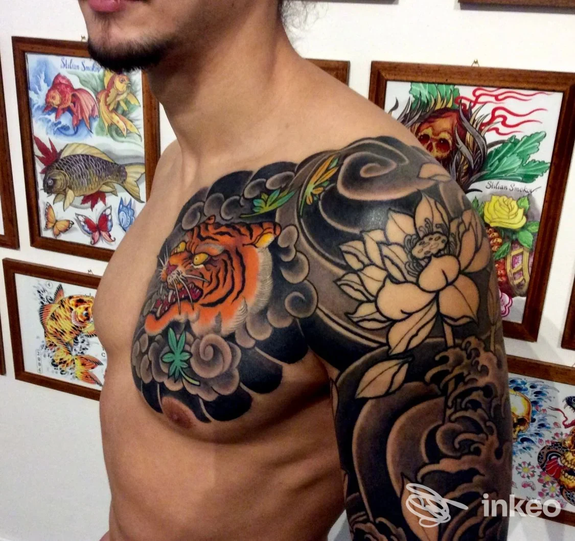 Ampio tatuaggio in stile orientale su petto e spalla, foto fornita da Imperium Tattoo Gallery, Bologna.