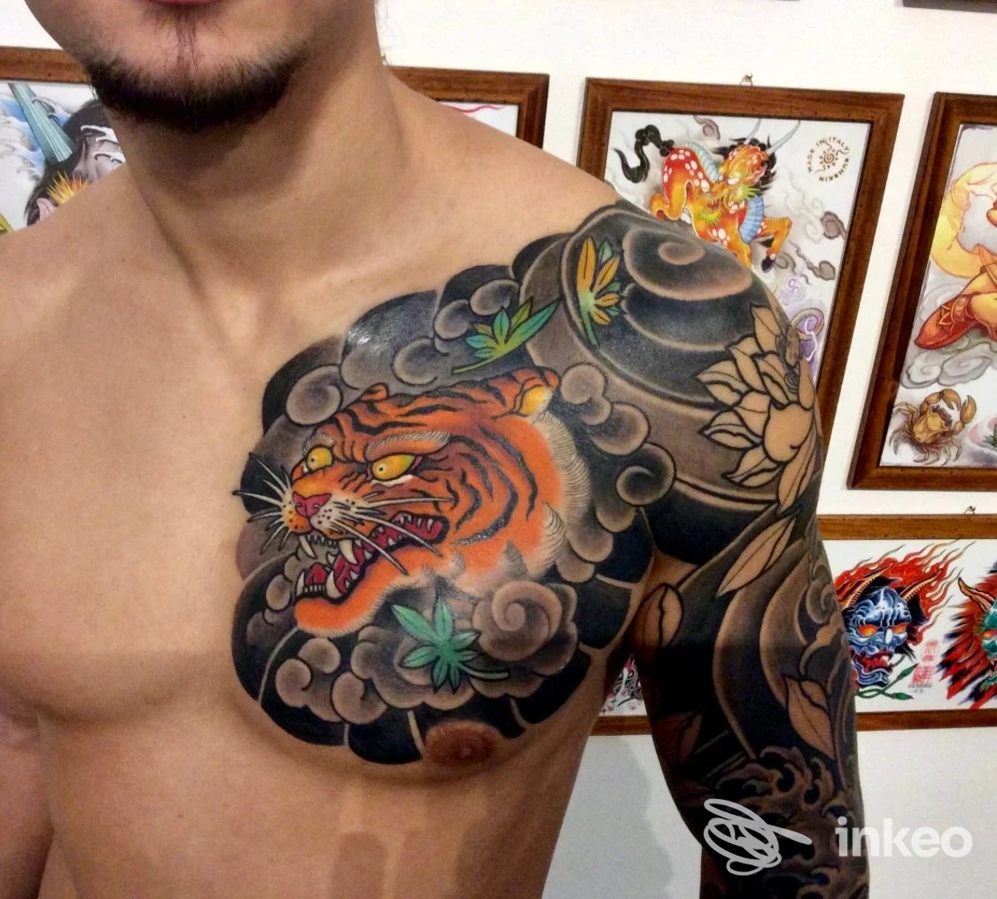 Grande tatuaggio a tema tigre su petto, spalla e braccio presso Bologna Imperium Tattoo Gallery, Bologna.