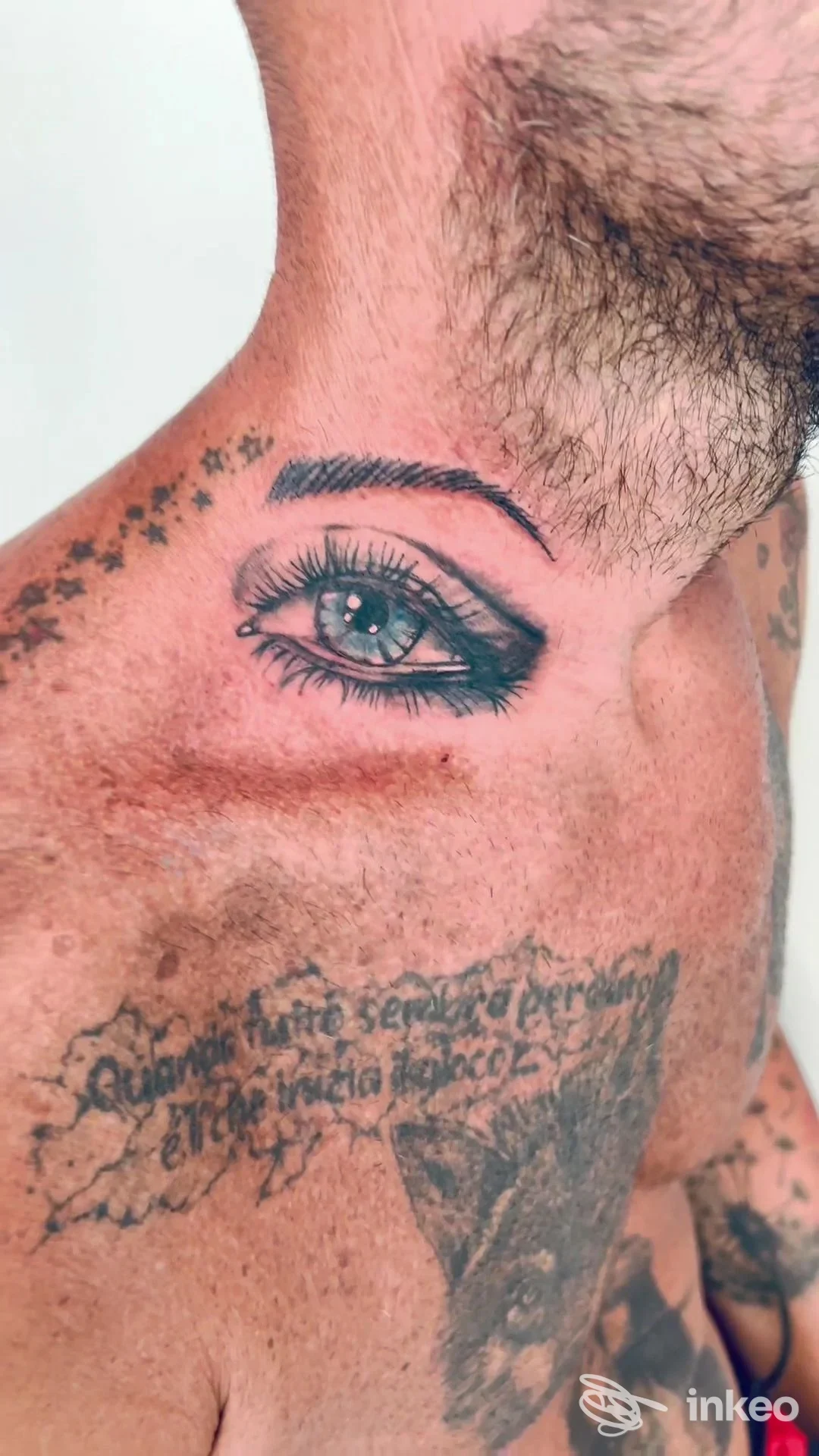 Tatuaggio realistico di un occhio sul lato del collo/guancia, immagine fornita da Ravenna Ink Tattoo & Piercing, Ravenna.