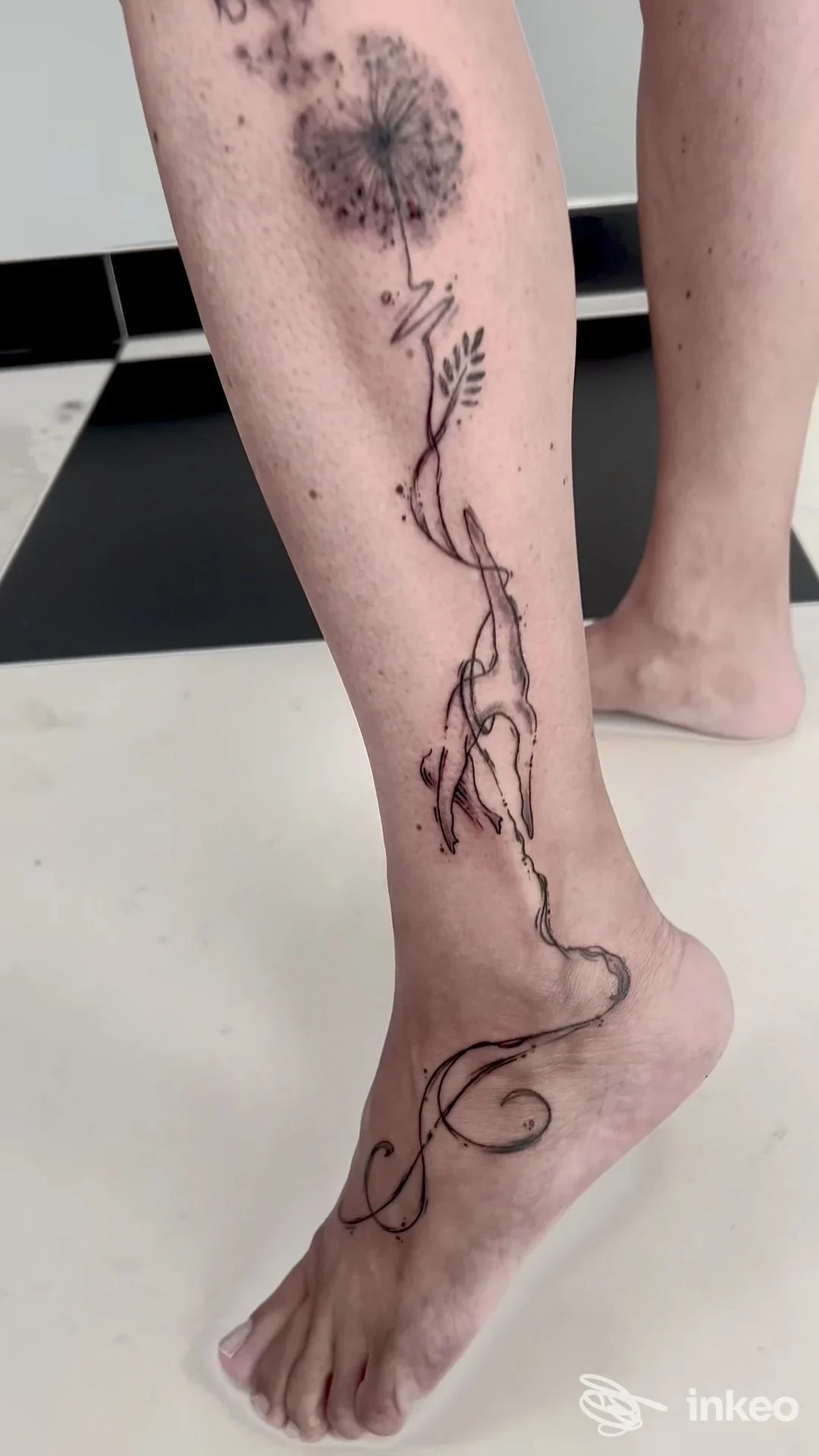 Tatuaggio a tratto sottile di soffione e arabeschi su polpaccio, caviglia e dorso del piede — Ravenna Ink Tattoo & Piercing, Ravenna.