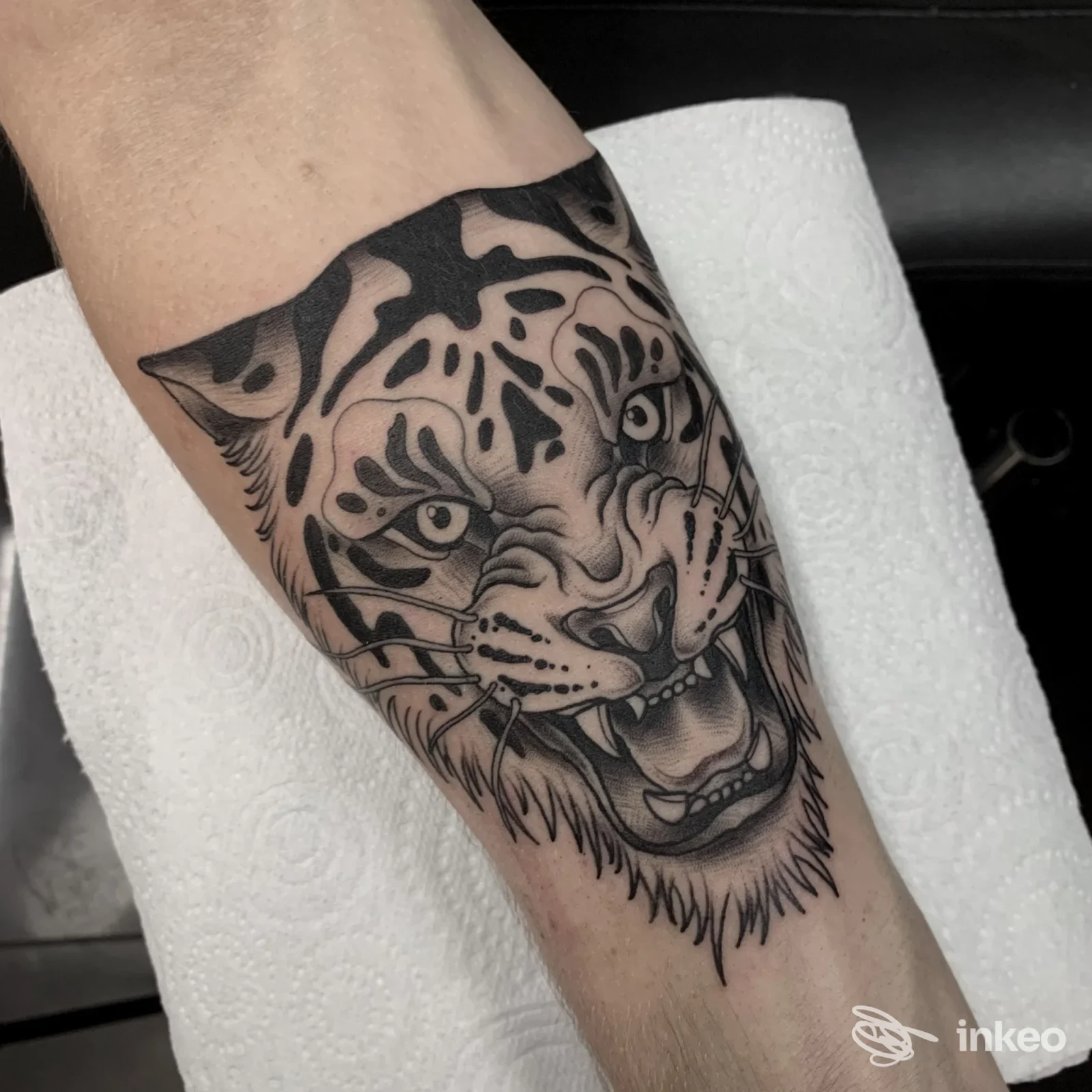 Tatuaggio testa di tigre in bianco e nero sull'avambraccio, fotografia di Nero Tattooing a Bologna.